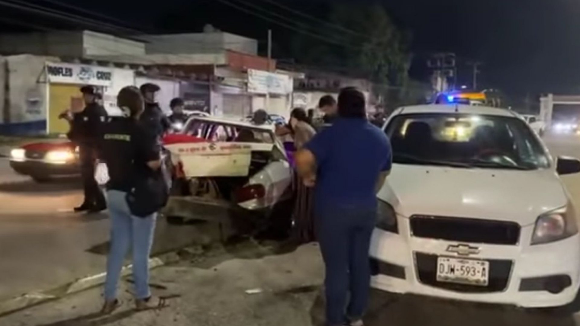Mujer sustrae a gemelos tras accidente vial