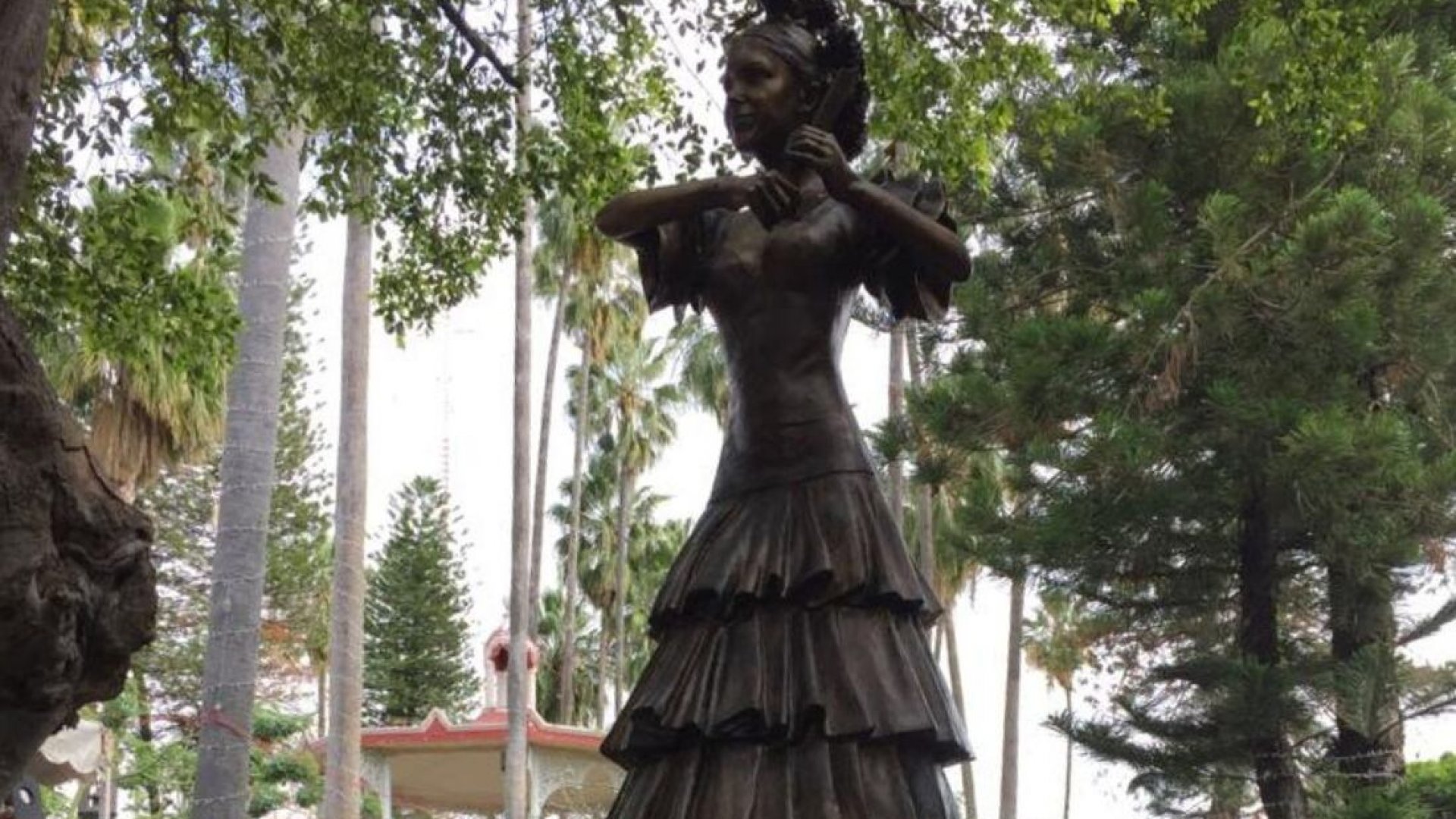 Convocan a retirar estatua de Doña Florinda tras polémica de serie sobre Chespirito