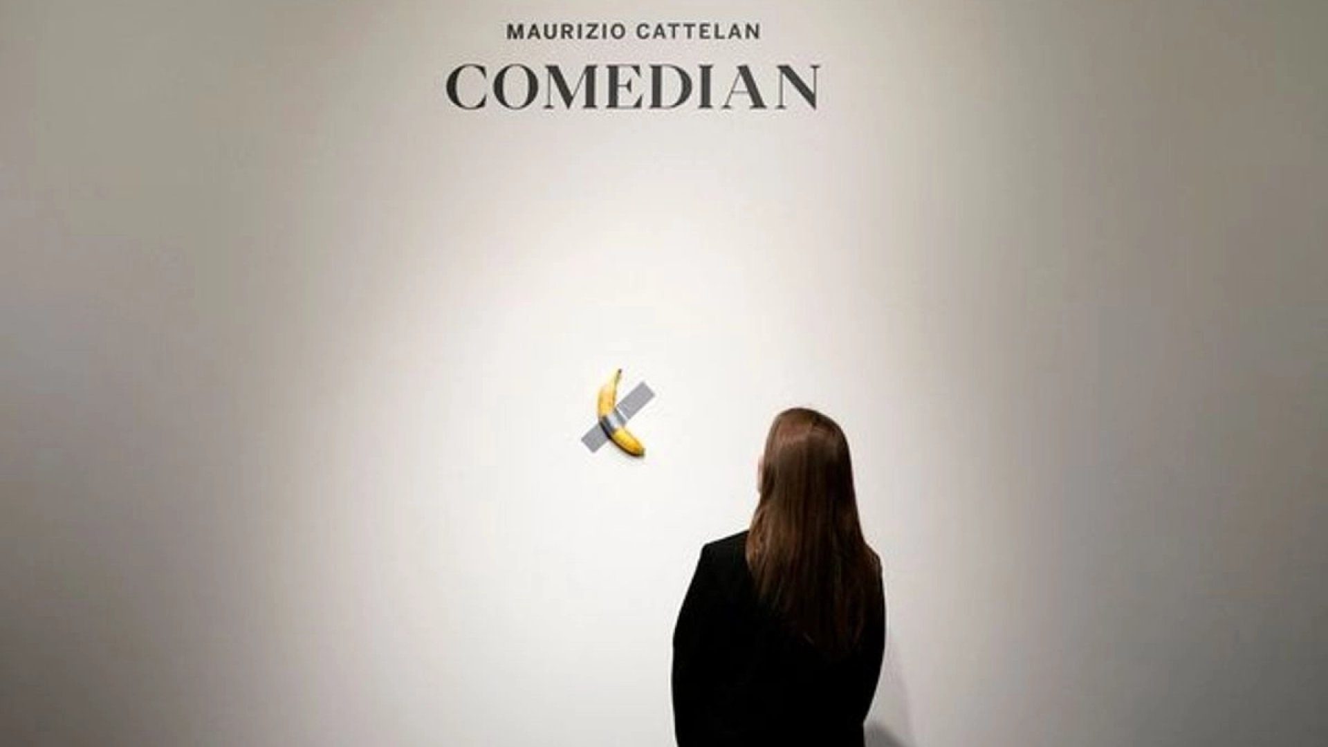 Visitante se come banana millonaria expuesta en museo de Francia