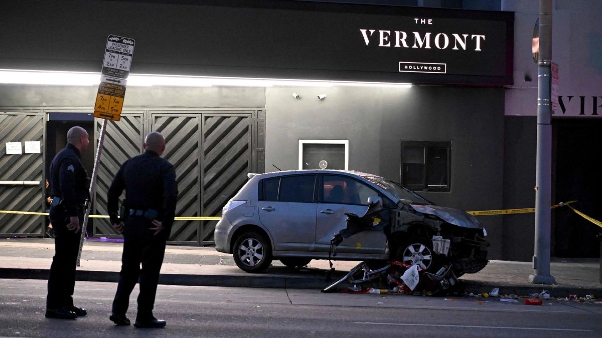 Vehículo embiste a multitud fuera de club en Los Ángeles