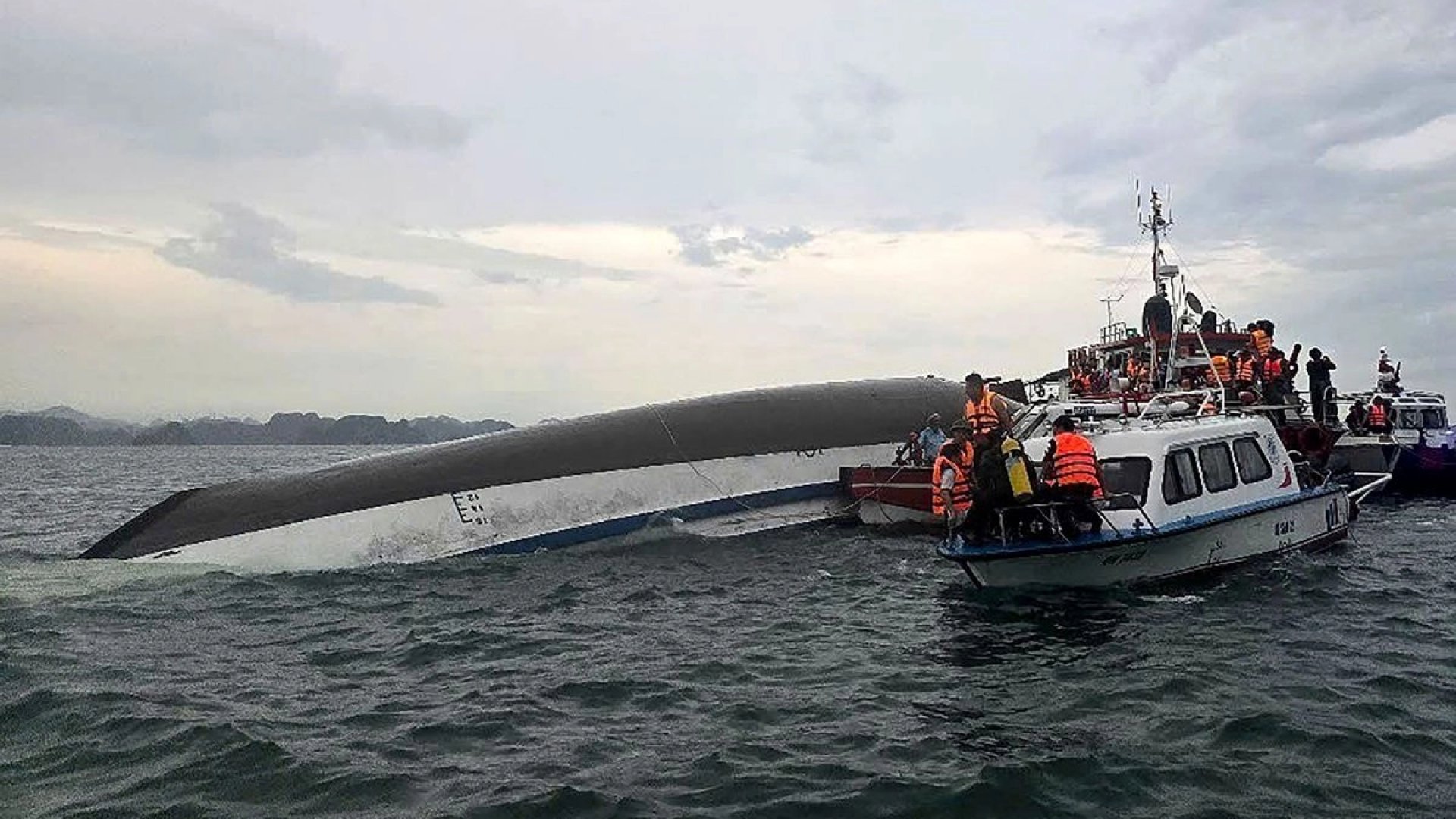 Tragedia en la bahía de Ha Long: vuelca barco turístico ‘Wonder Sea’