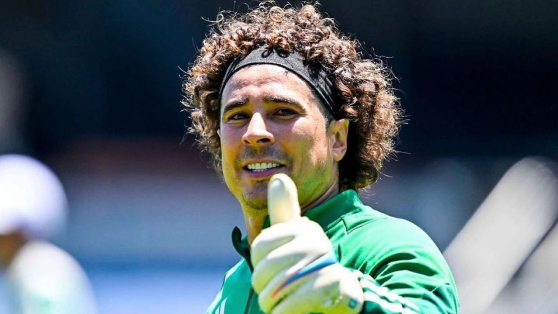 Memo Ochoa sorprende con aparición en evento de fútbol callejero en EE. UU.