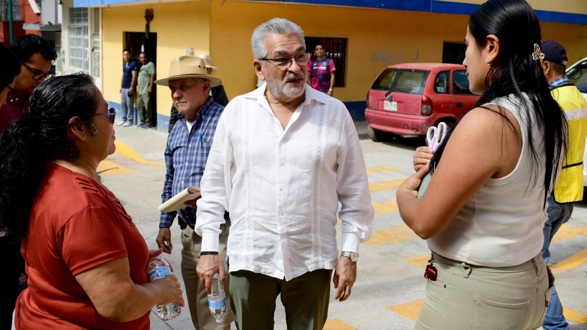 Supervisa Alberto Islas obras en colonias de Xalapa