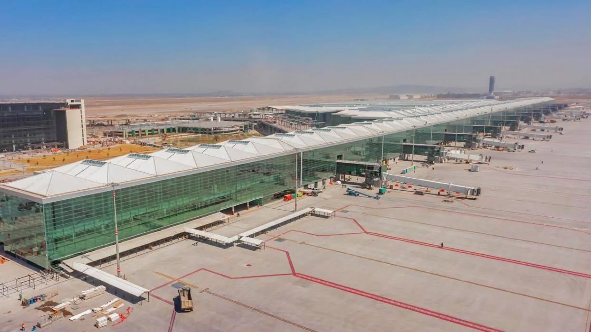 Sheinbaum anuncia diálogo con aerolíneas de EU por cambios en vuelos de carga al AIFA