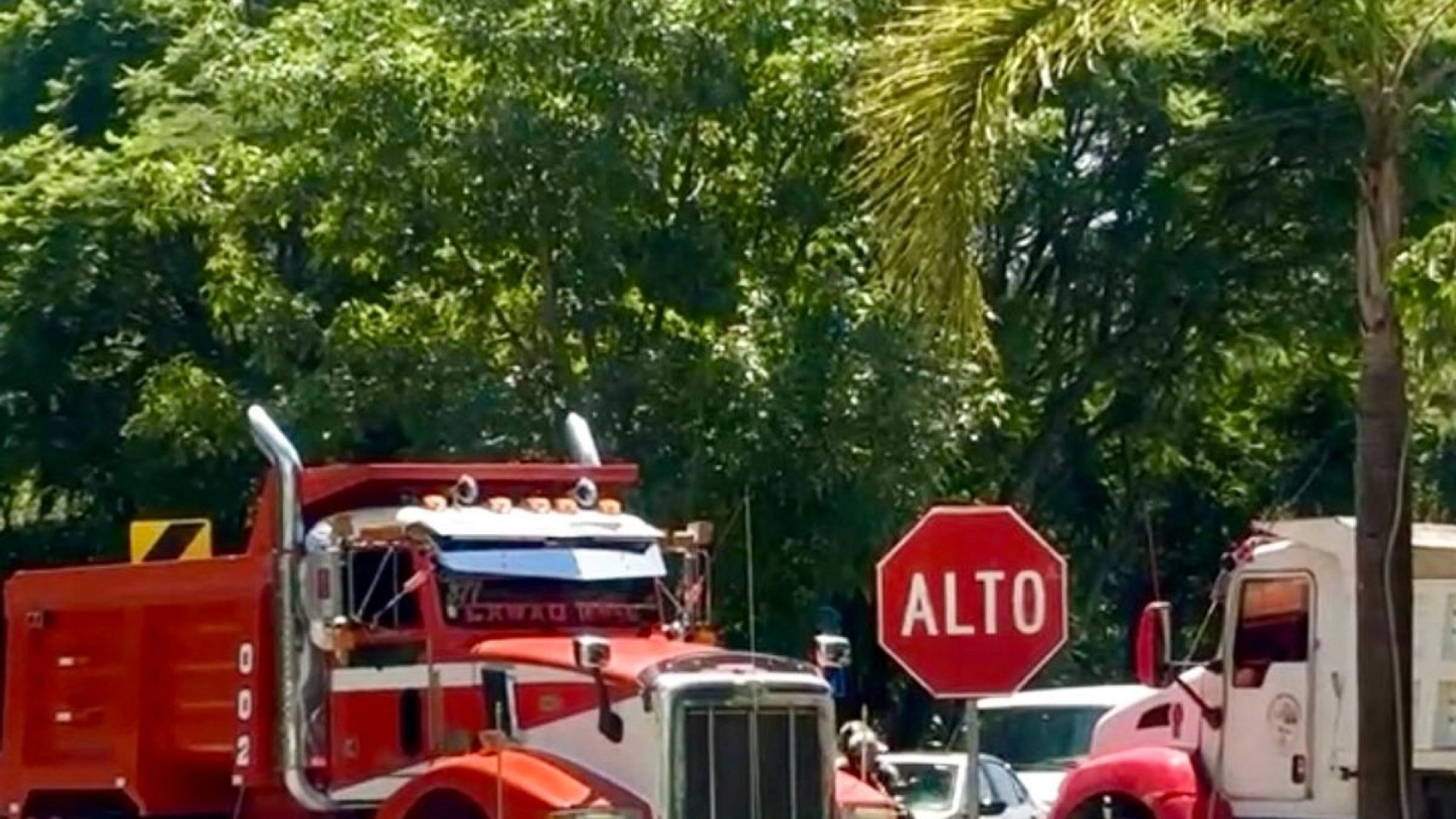 Transportistas bloquean carreteras en el sur del Edomex tras operativos contra extorsión