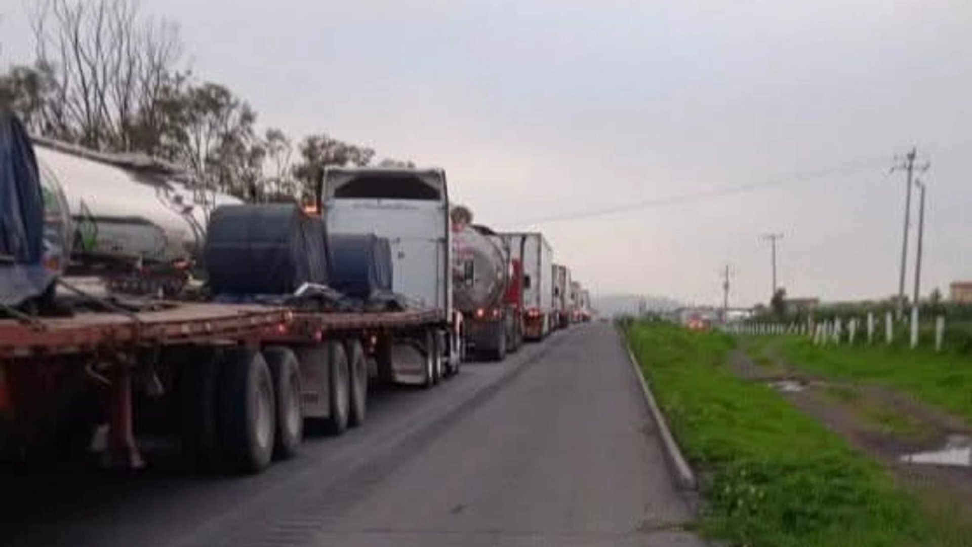 Taxistas bloquean la México‑Querétaro por desaparición de líder transportista
