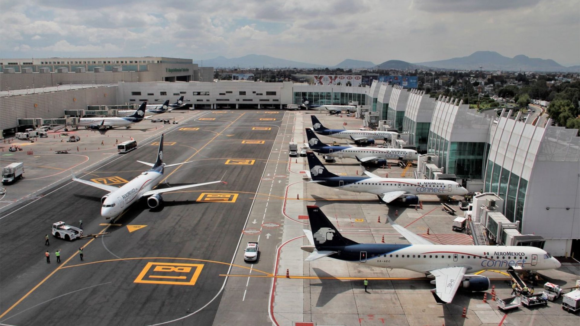 Sheinbaum garantiza seguridad tras incidente aéreo en el AICM