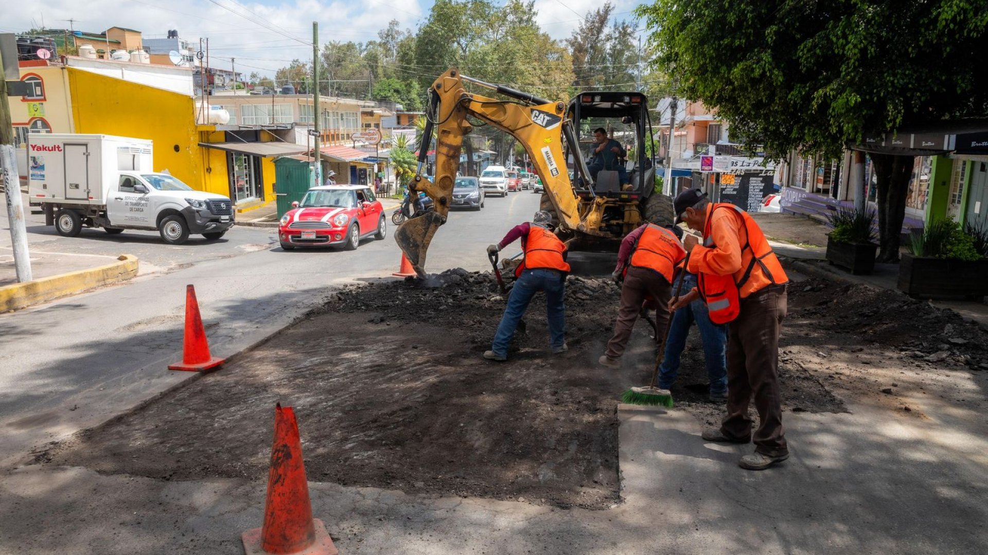 Inician trabajos de bacheo en la avenida Miguel Alemán de Xalapa