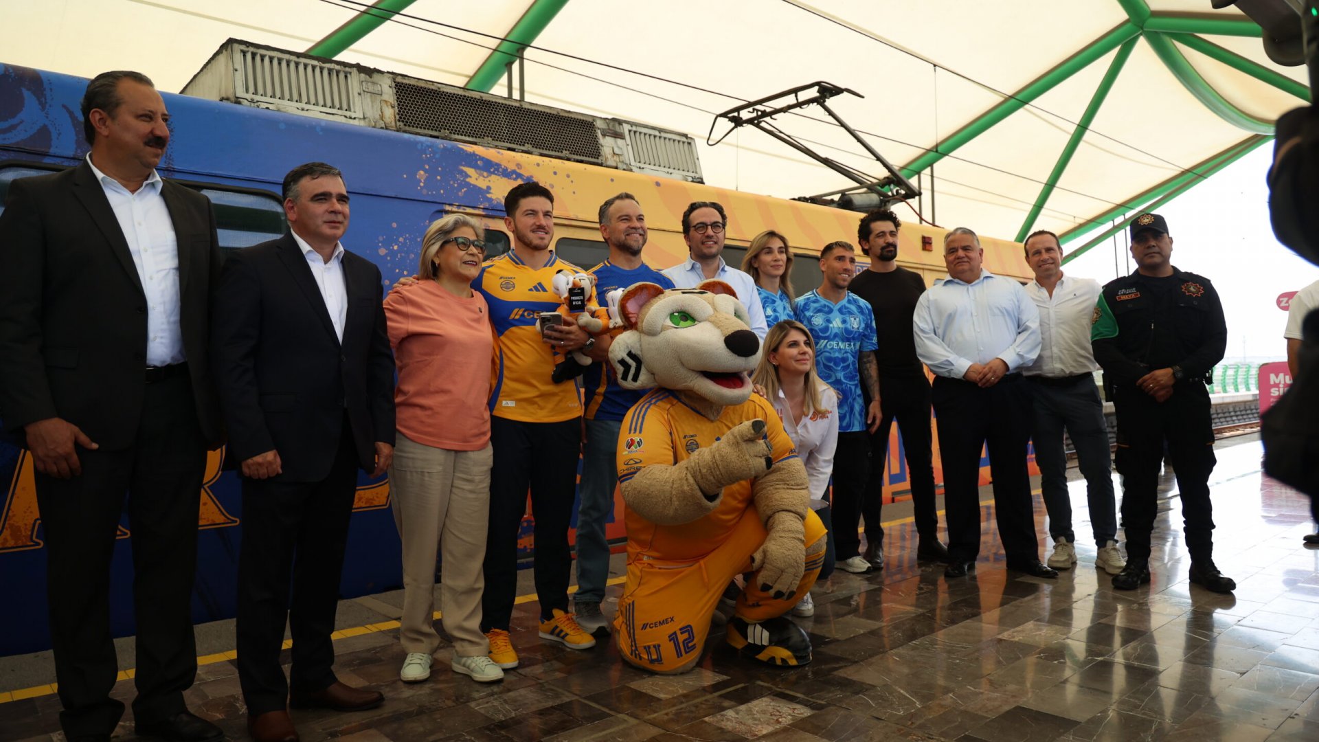 Tigres estrena estación del metro en honor a su afición felina