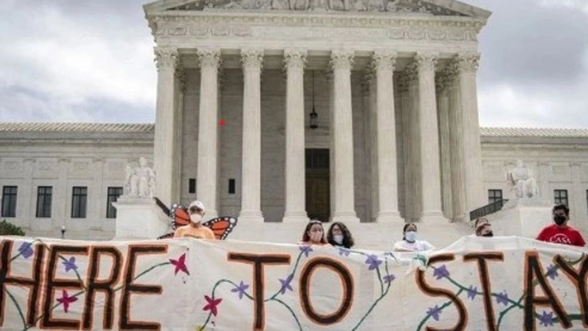 Tribunal echa abajo orden de Trump para suprimir ciudadanía por nacimiento