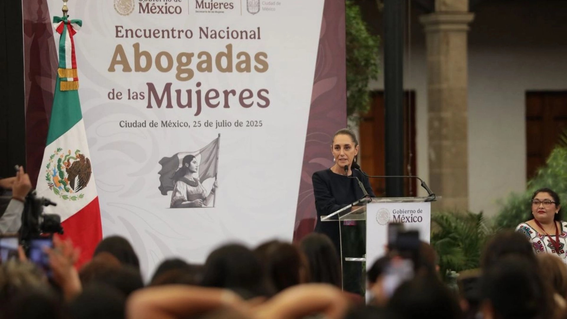Sheinbaum inaugura programa “Abogadas de las Mujeres” con defensa jurídica gratuita