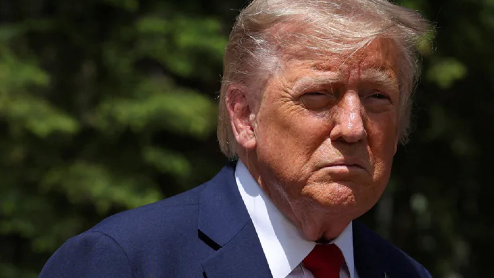 Trump afirma que “se gana muchísimo más dinero” con un dólar débil