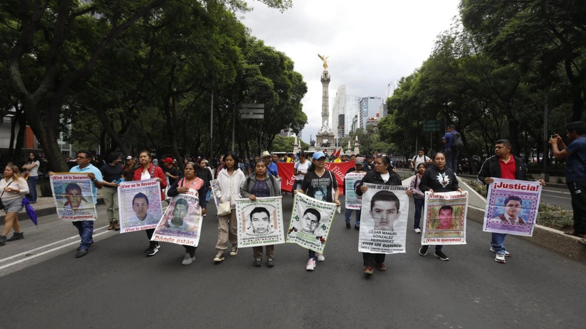 Padres de los 43 normalistas se reunirán con Sheinbaum