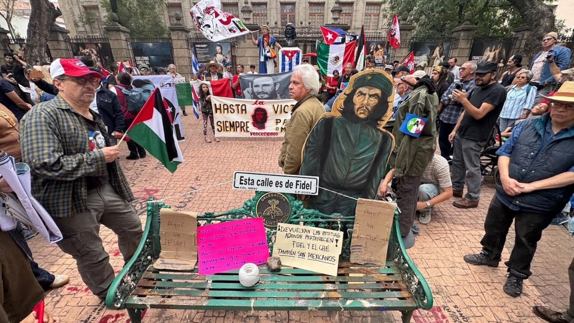 Exigen sanción a Rojo de la Vega por retiro ilegal de estatuas
