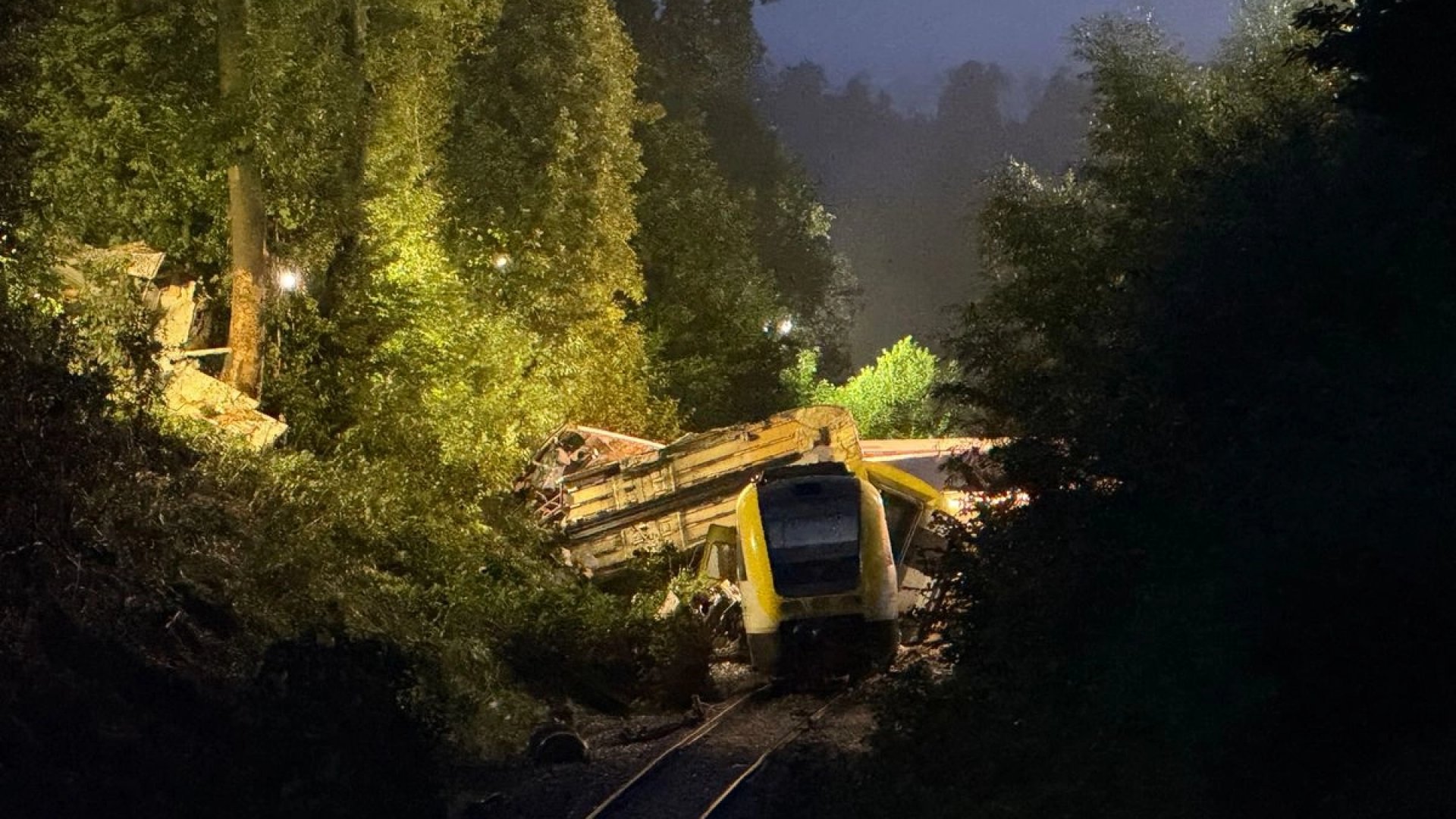 Mueren tres personas tras descarrilamiento de tren al sur de Alemania