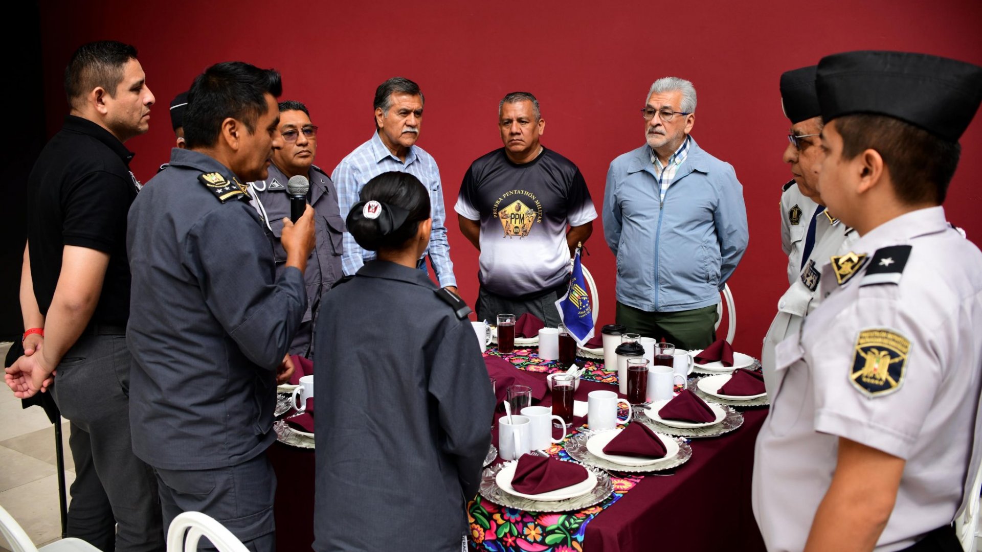 Convive Alberto Islas con integrantes del Pentathlón Militarizado