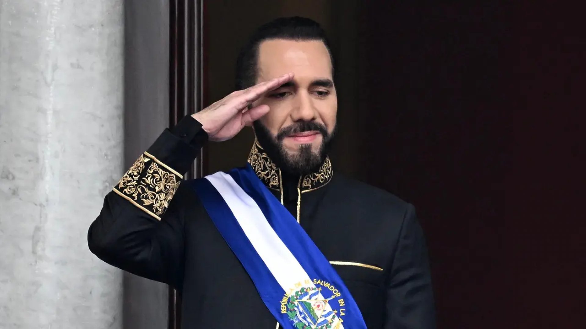Bukele defiende reelección indefinida y acusa discriminación por ser “país pobre”