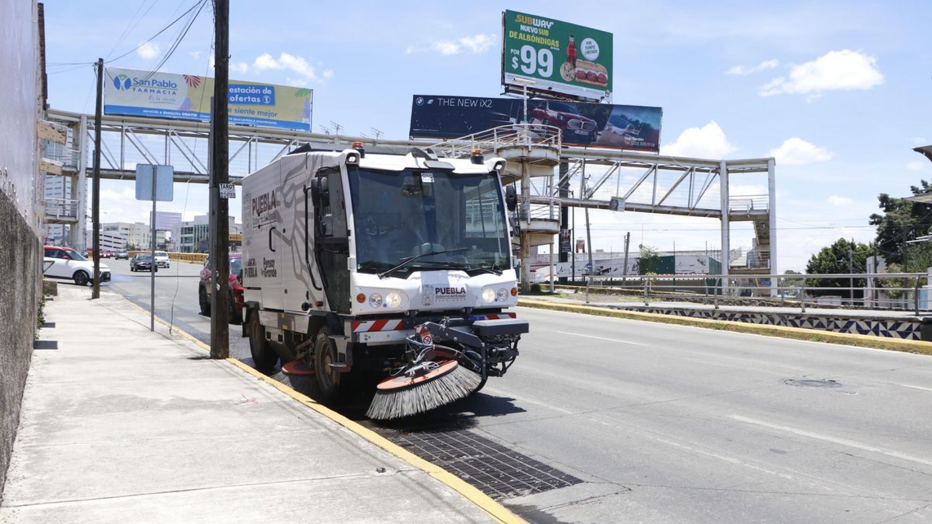 Refuerzan limpieza de vialidades en Puebla capital con barredoras mecánicas