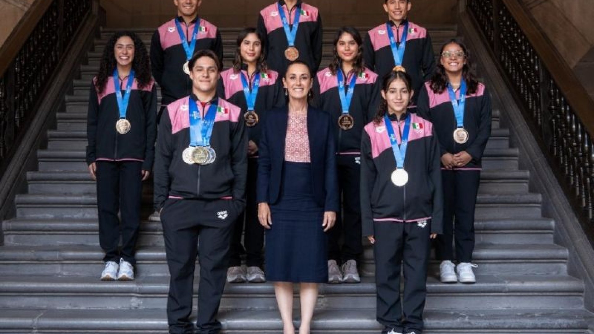 Sheinbaum reconoce al equipo histórico de clavadistas mexicanos
