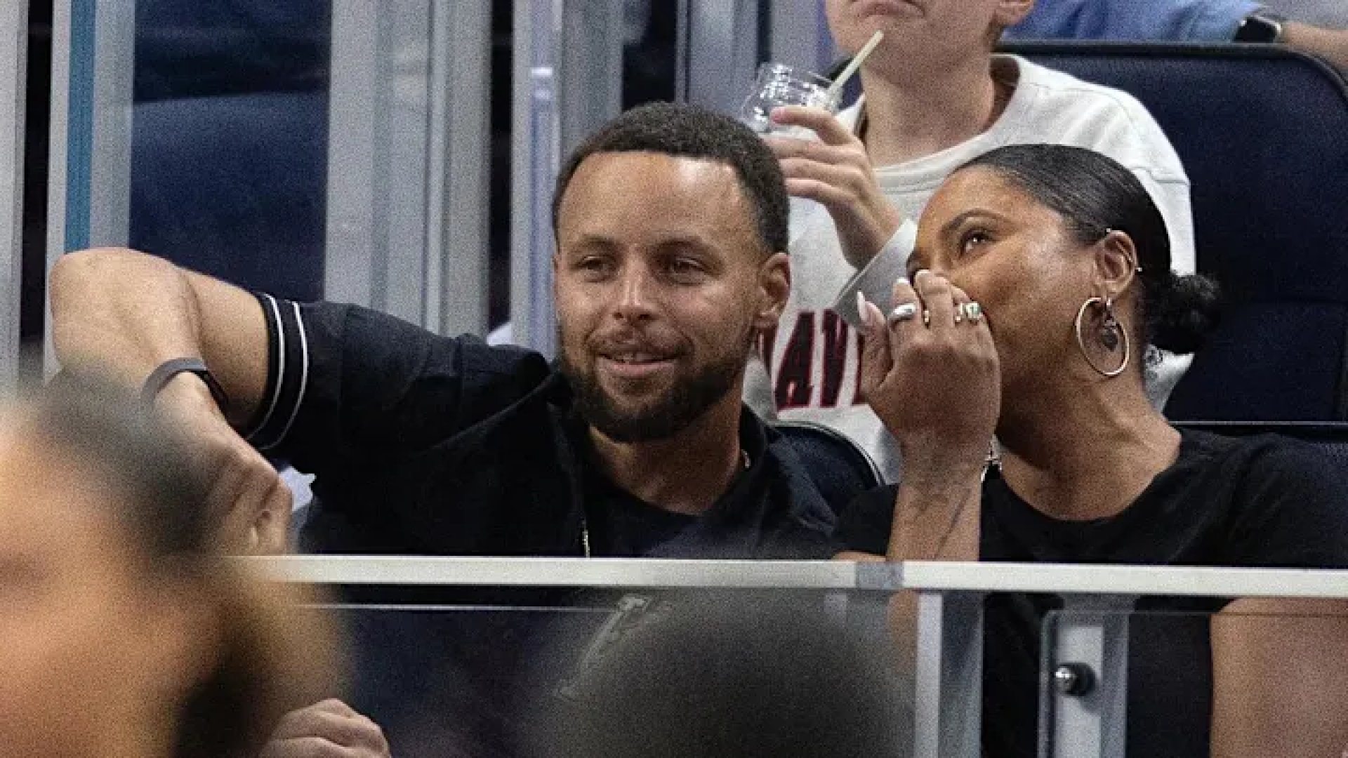 Stephen Curry brilla desde las gradas para respaldar a las Golden State Valkyries