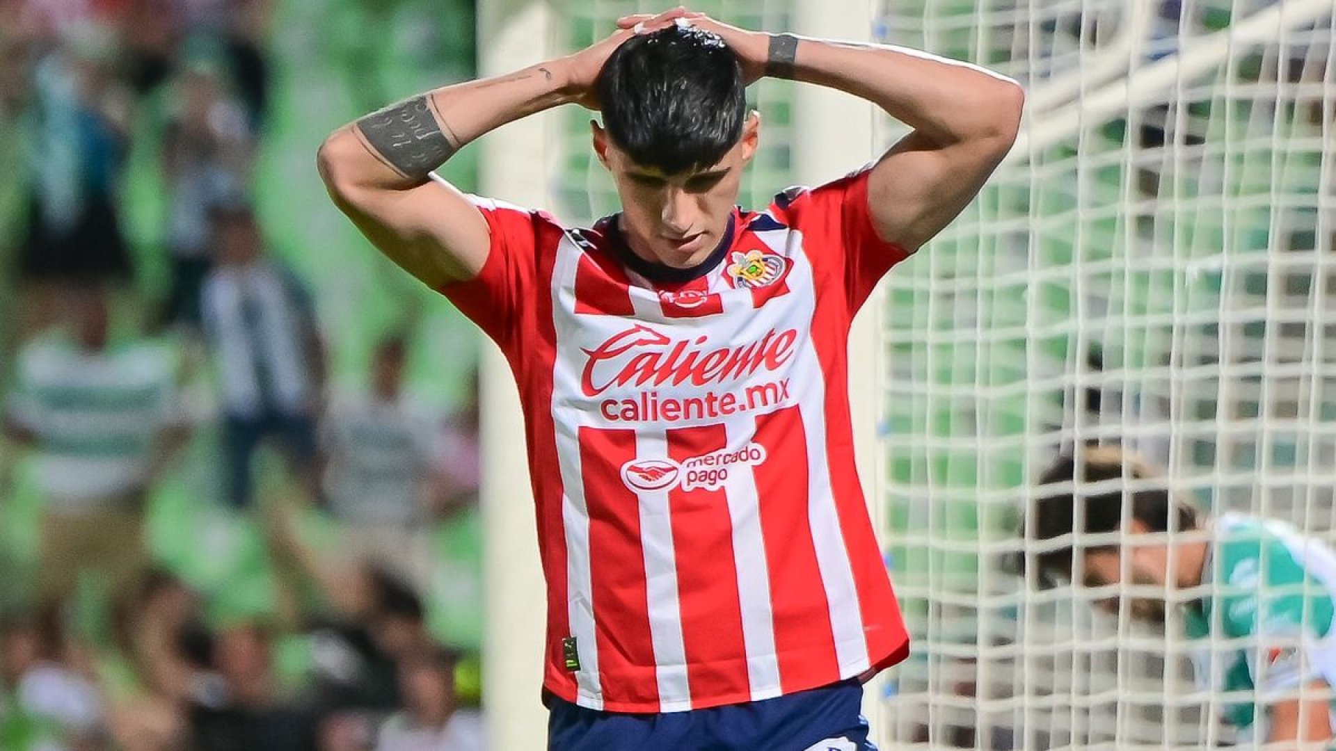 Críticas encendidas: Álvaro Morales cuestiona a Alan Pulido tras penal fallado
