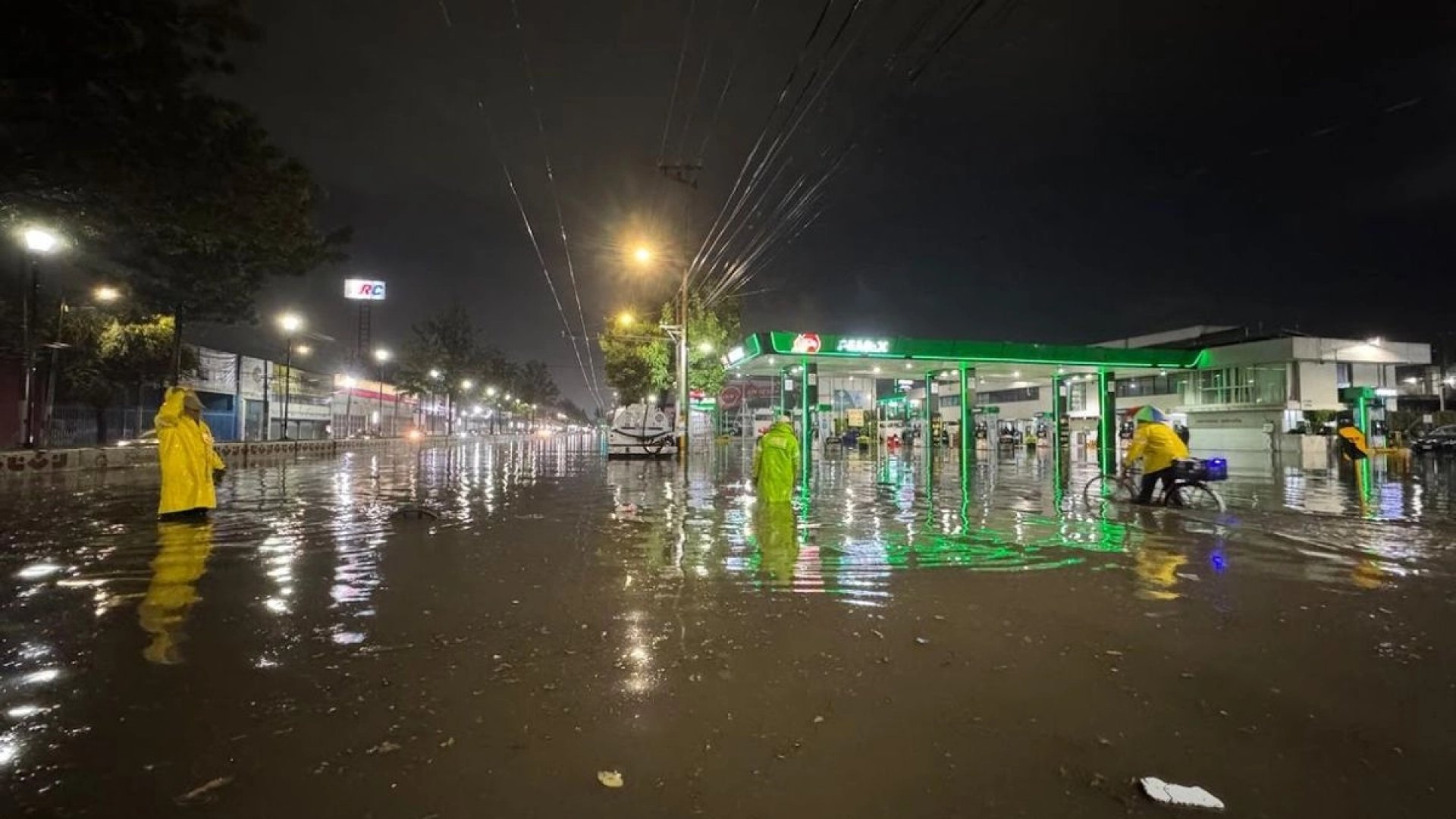 Tormenta en CDMX paraliza más de 100 vuelos y afecta a casi 15 mil pasajeros en el AICM