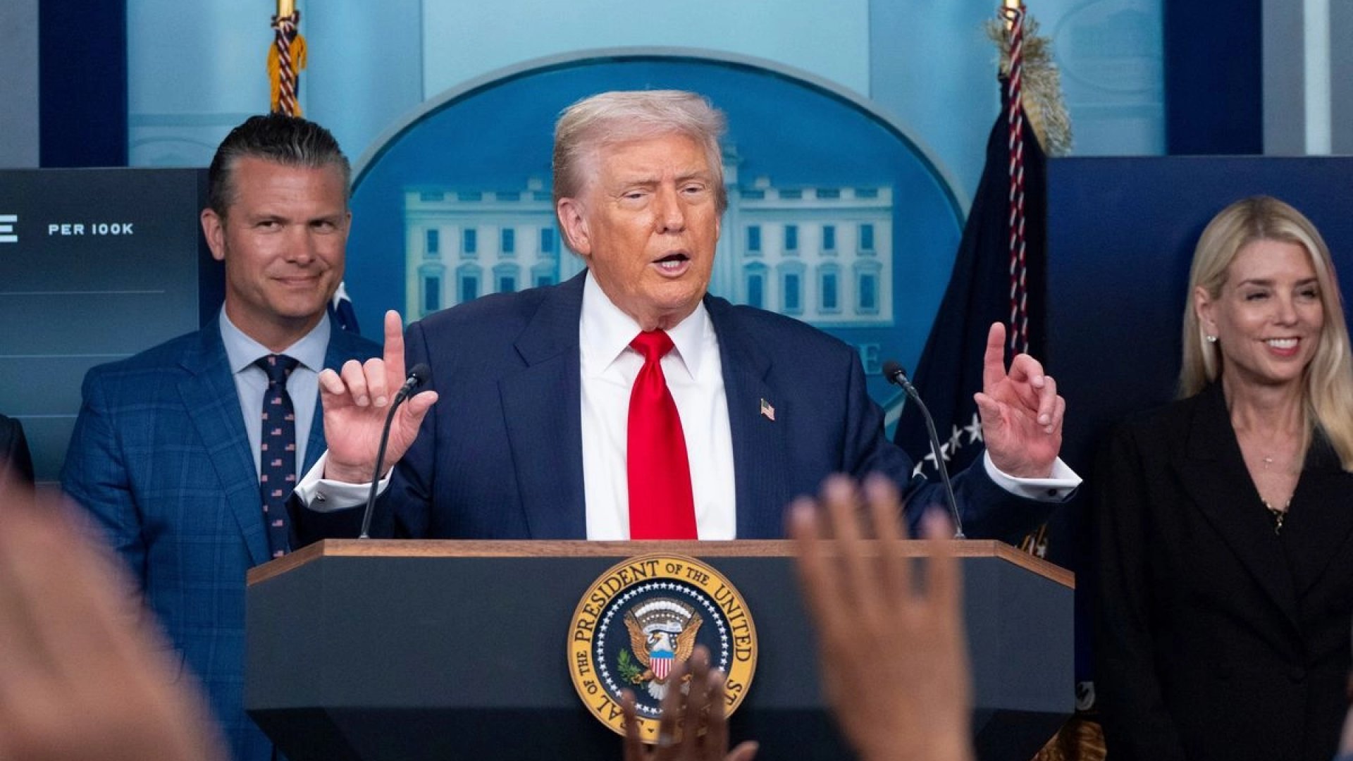 Trump amenaza con demanda contra el presidente de la Fed, Jerome Powell