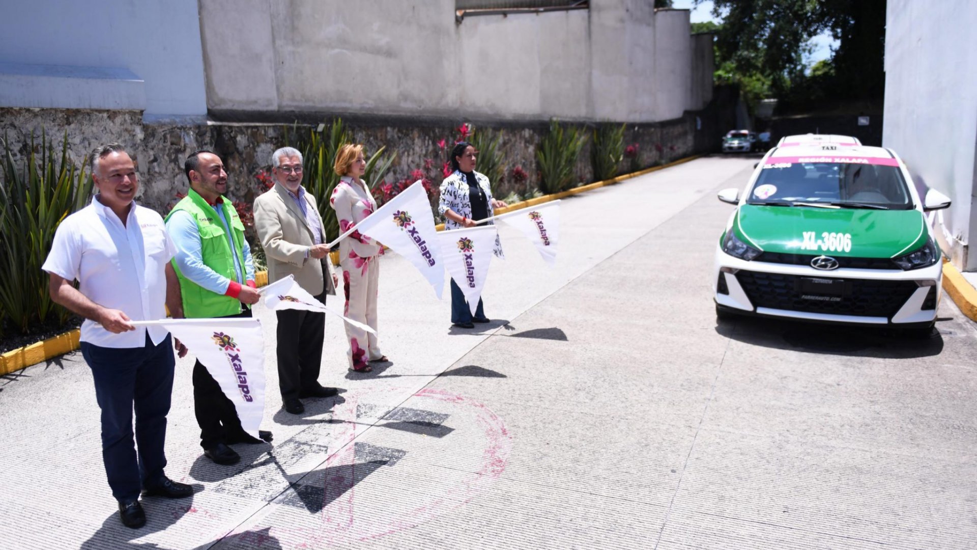 Da Alberto Islas banderazo a Turi-Taxis de Xalapa