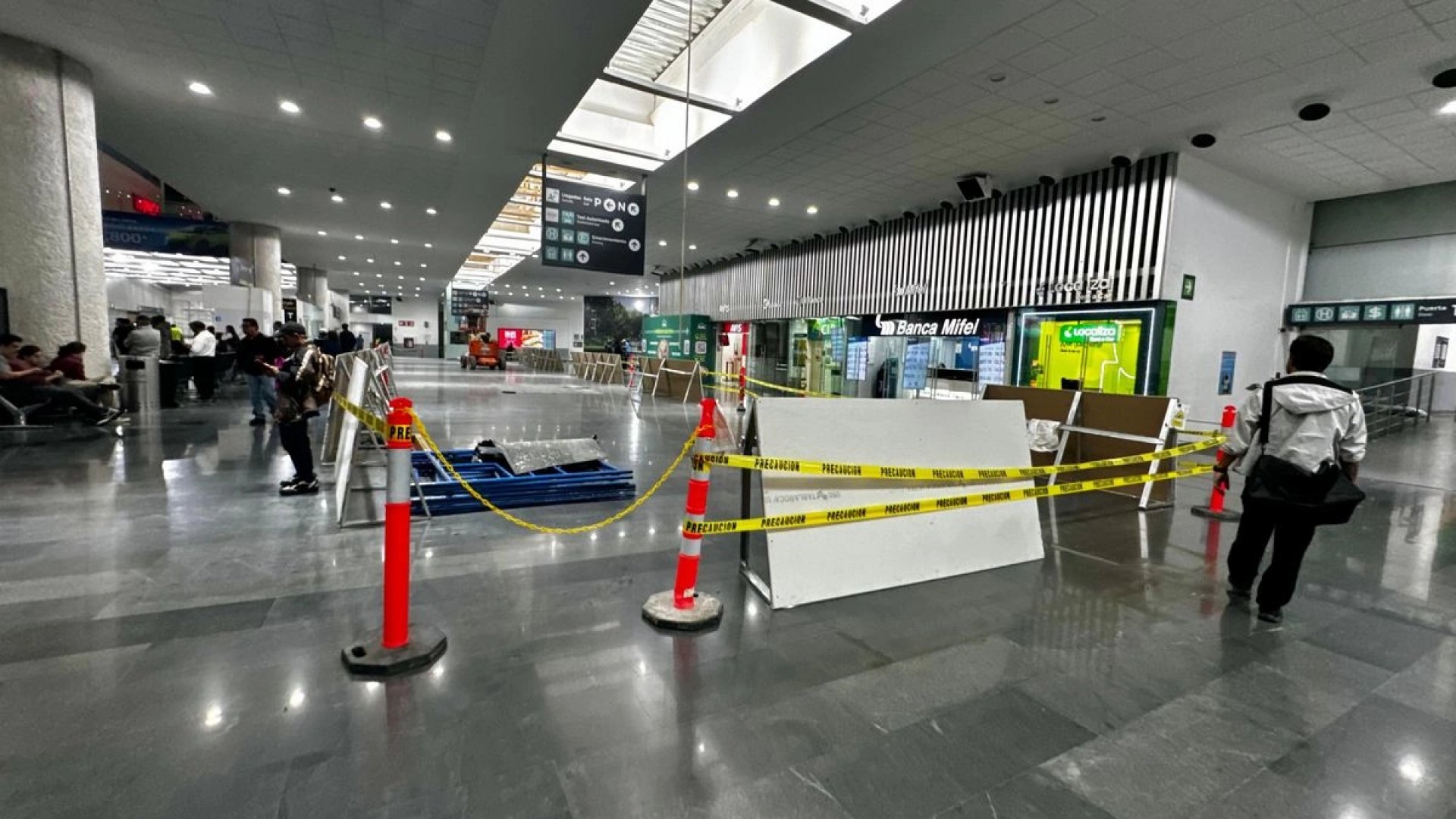 Autoridades se reúnen para asegurar operación continua del AICM tras intensas lluvias