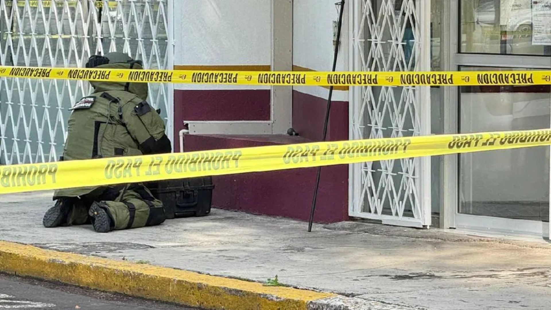 Artefacto explosivo abandona oficinas del INM en Morelia, Michoacán