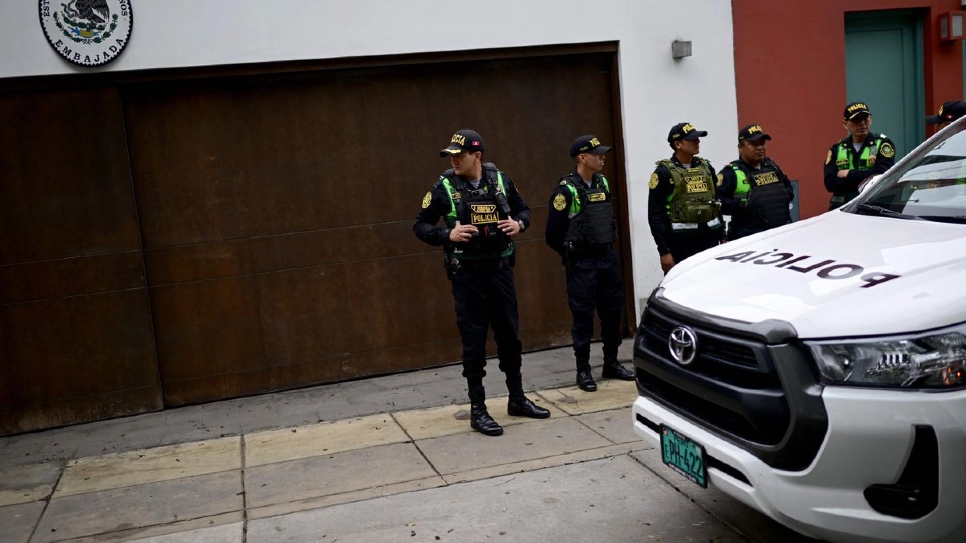 Policía del Perú descarta irrupción a la embajada de México pero refuerza el asedio