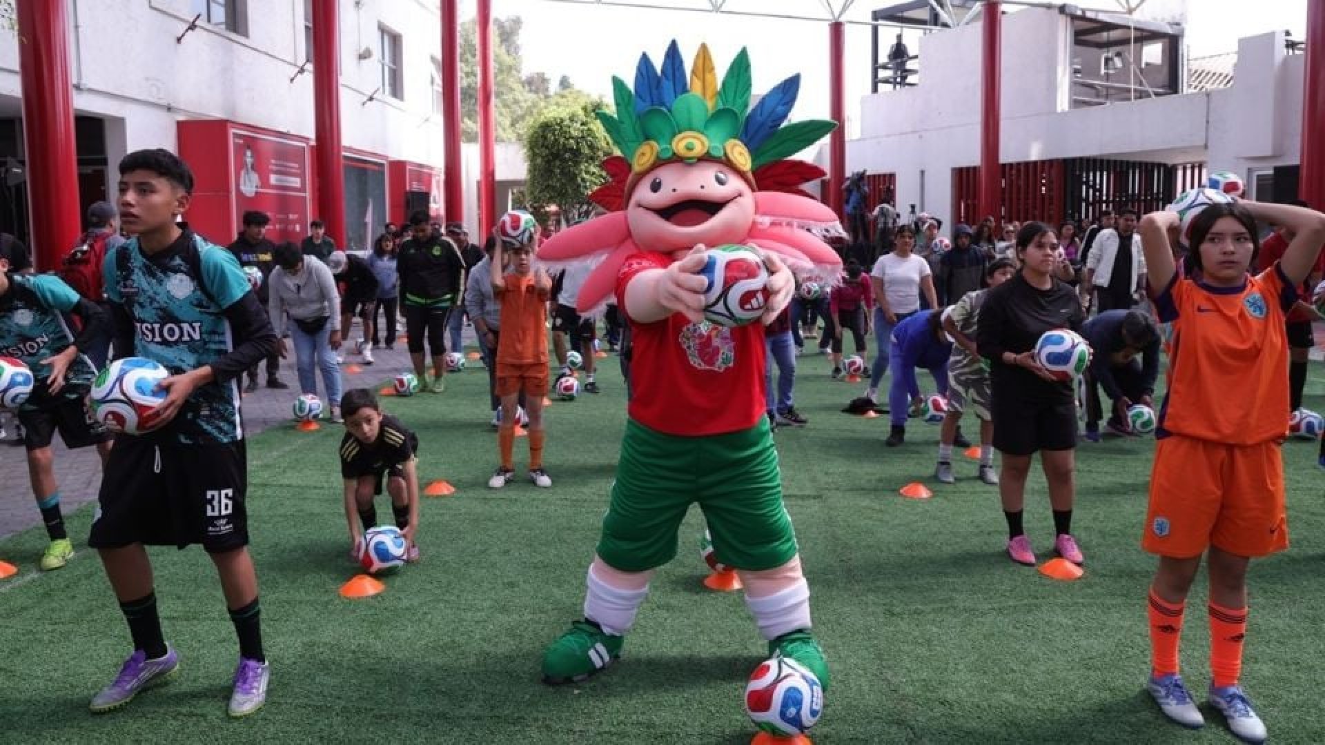CDMX presenta un ajolote con penacho como mascota rumbo al Mundial 2026