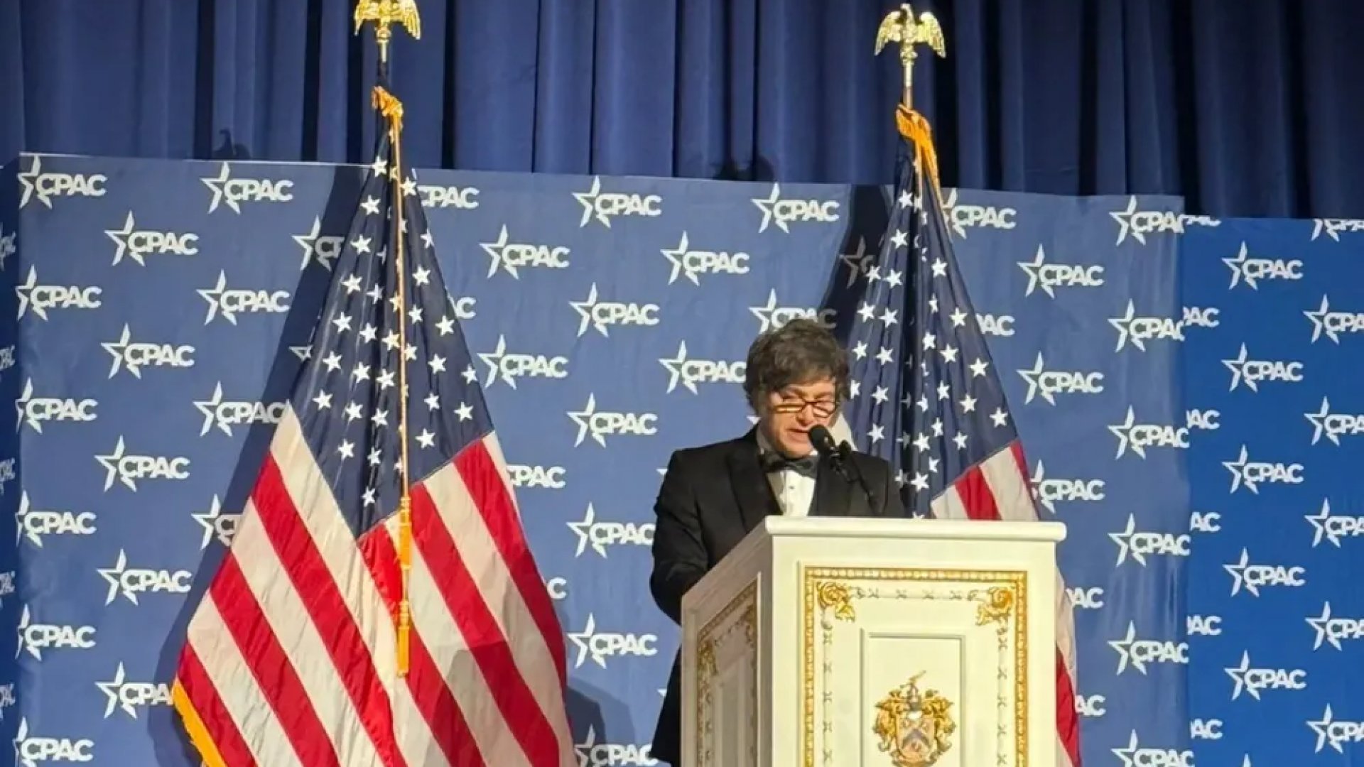 Milei cierra discurso en mansión de Trump bailando “YMCA” y desata burlas