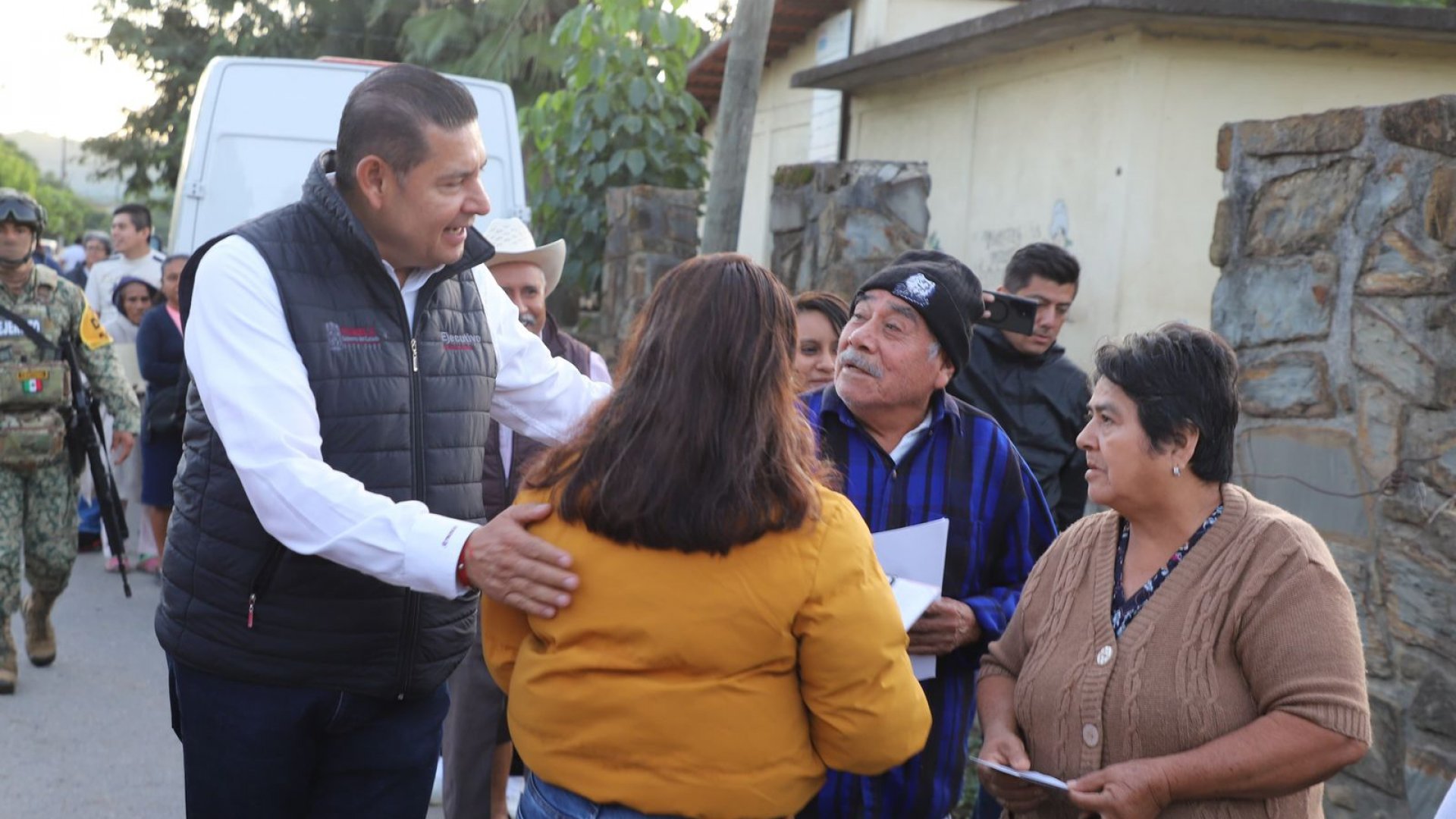 Alejandro Armenta supervisa entrega de apoyos en El Carrizal