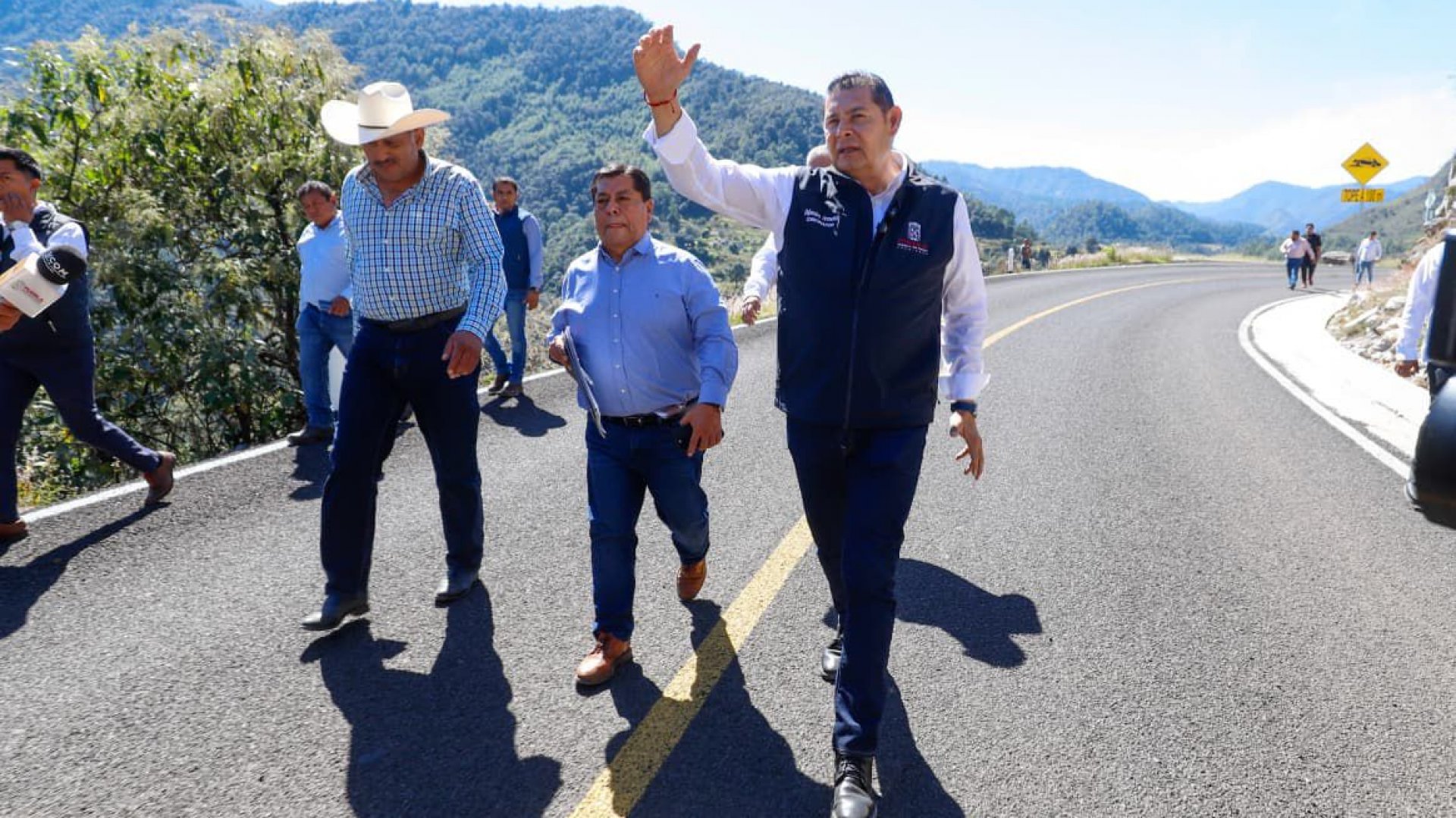Avanza Carretera Interserrana, obra estratégica que conectará la Sierra Norte en Puebla
