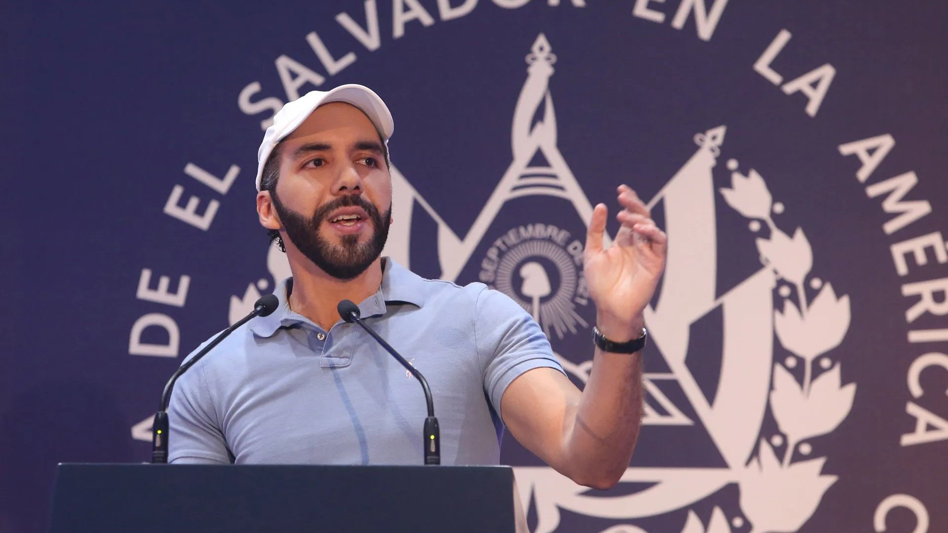 Bukele espió a periodistas con Pegasus antes de forzarlos a salir del país