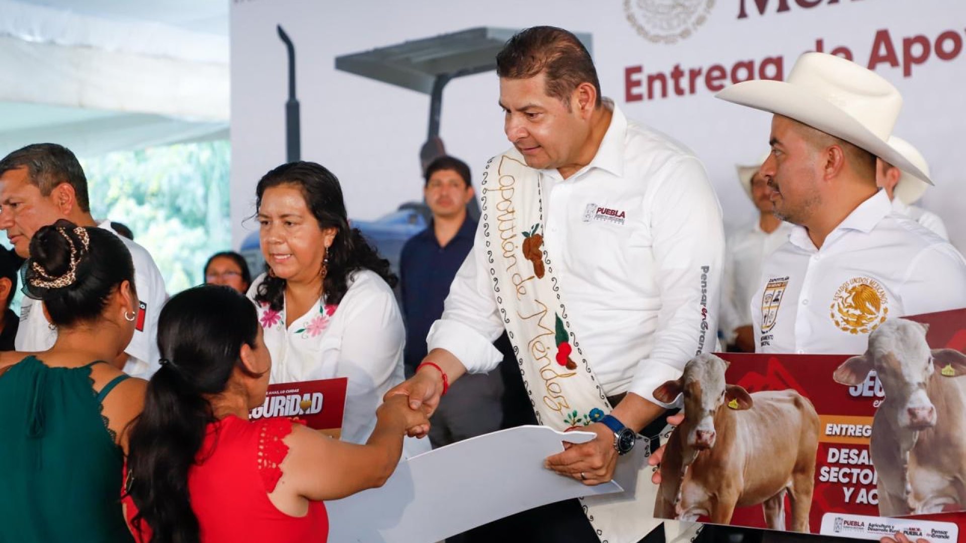 Prioritario que campesinos cuenten con recursos y se genere riqueza comunitaria: Armenta