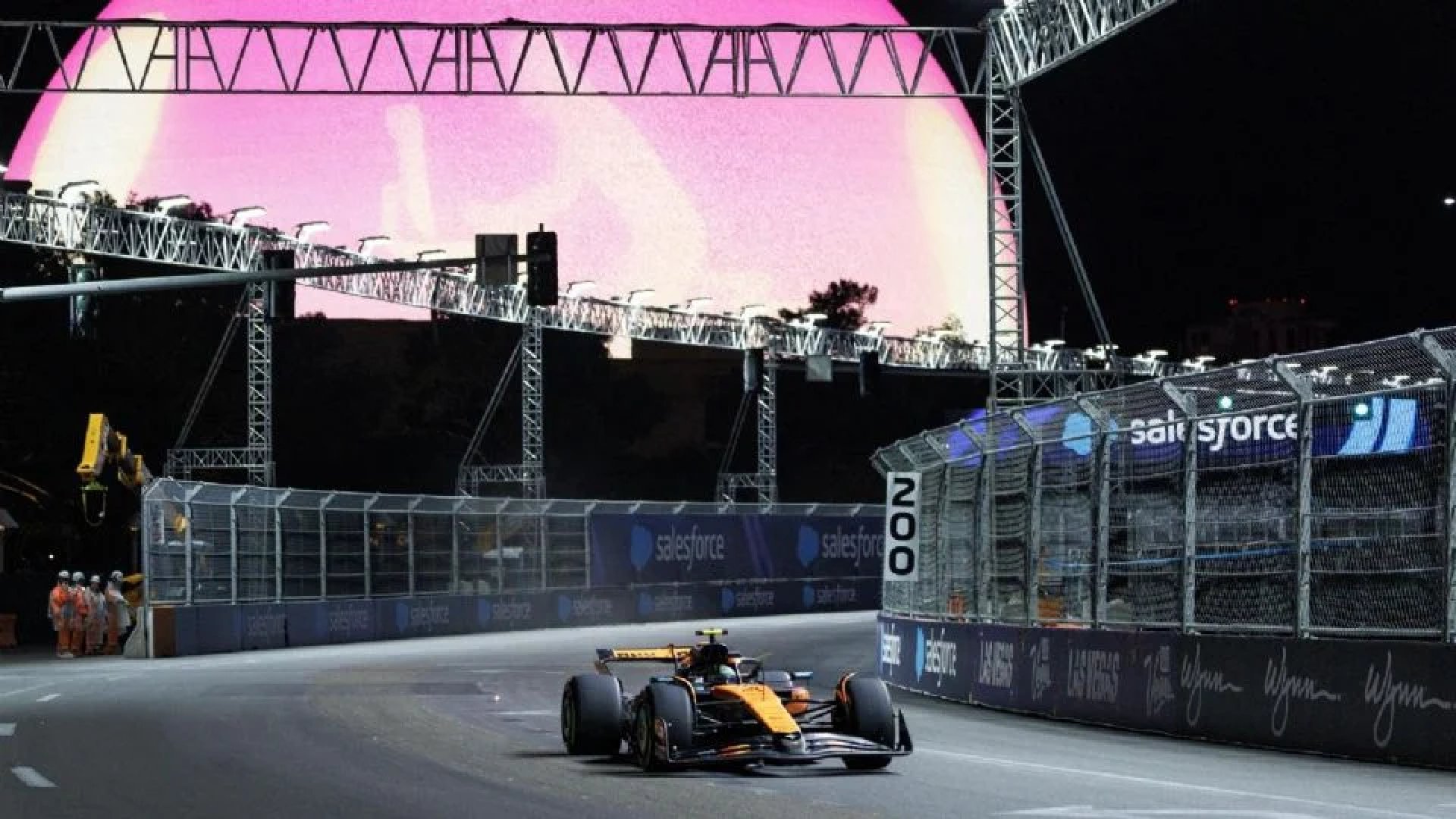 Entrenamientos en Las Vegas: Norris y Leclerc dominan, pero la sesión se complica con coladeras sueltas