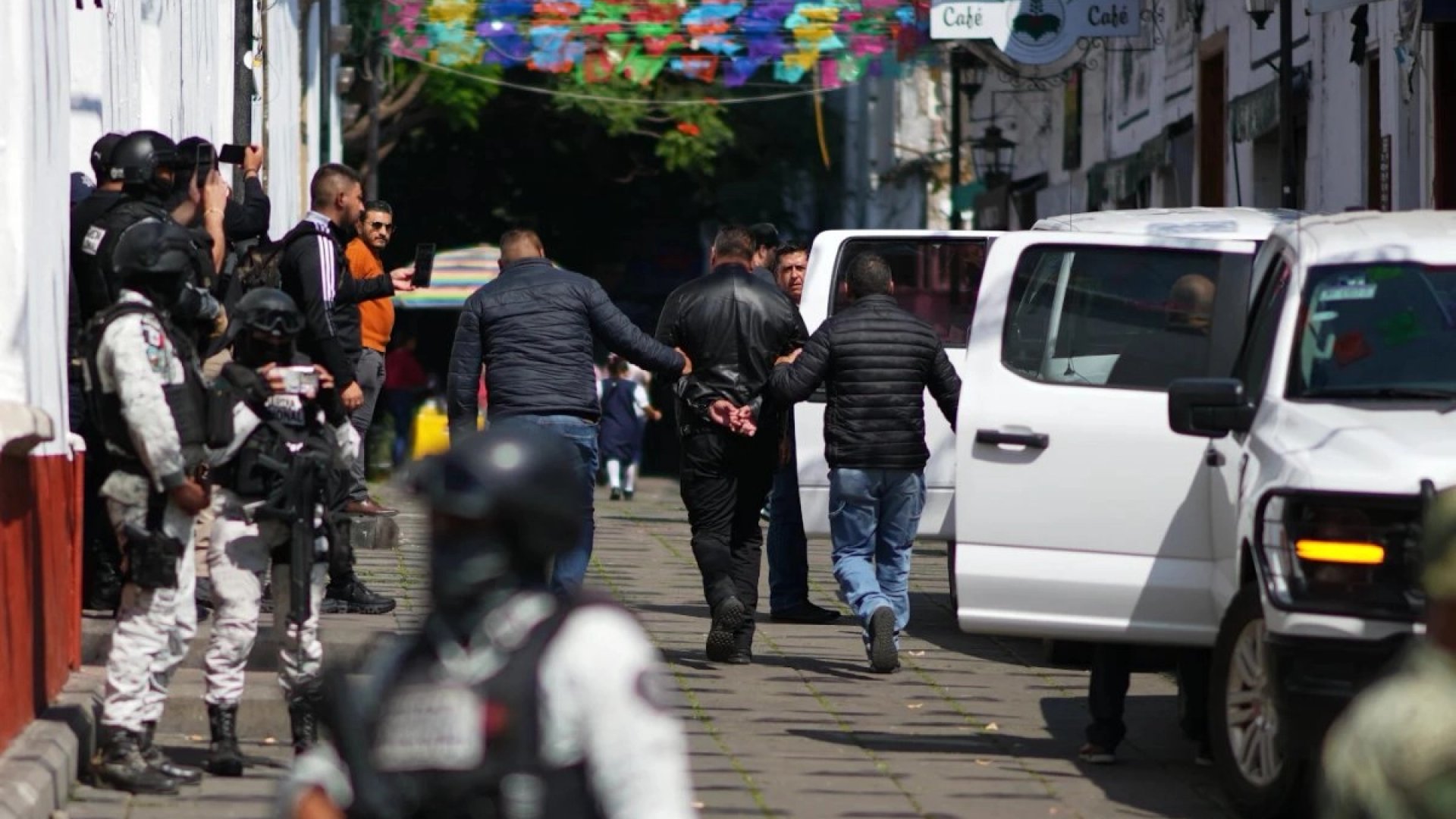 Detienen a siete escoltas de Carlos Manzo por posible omisión en su homicidio