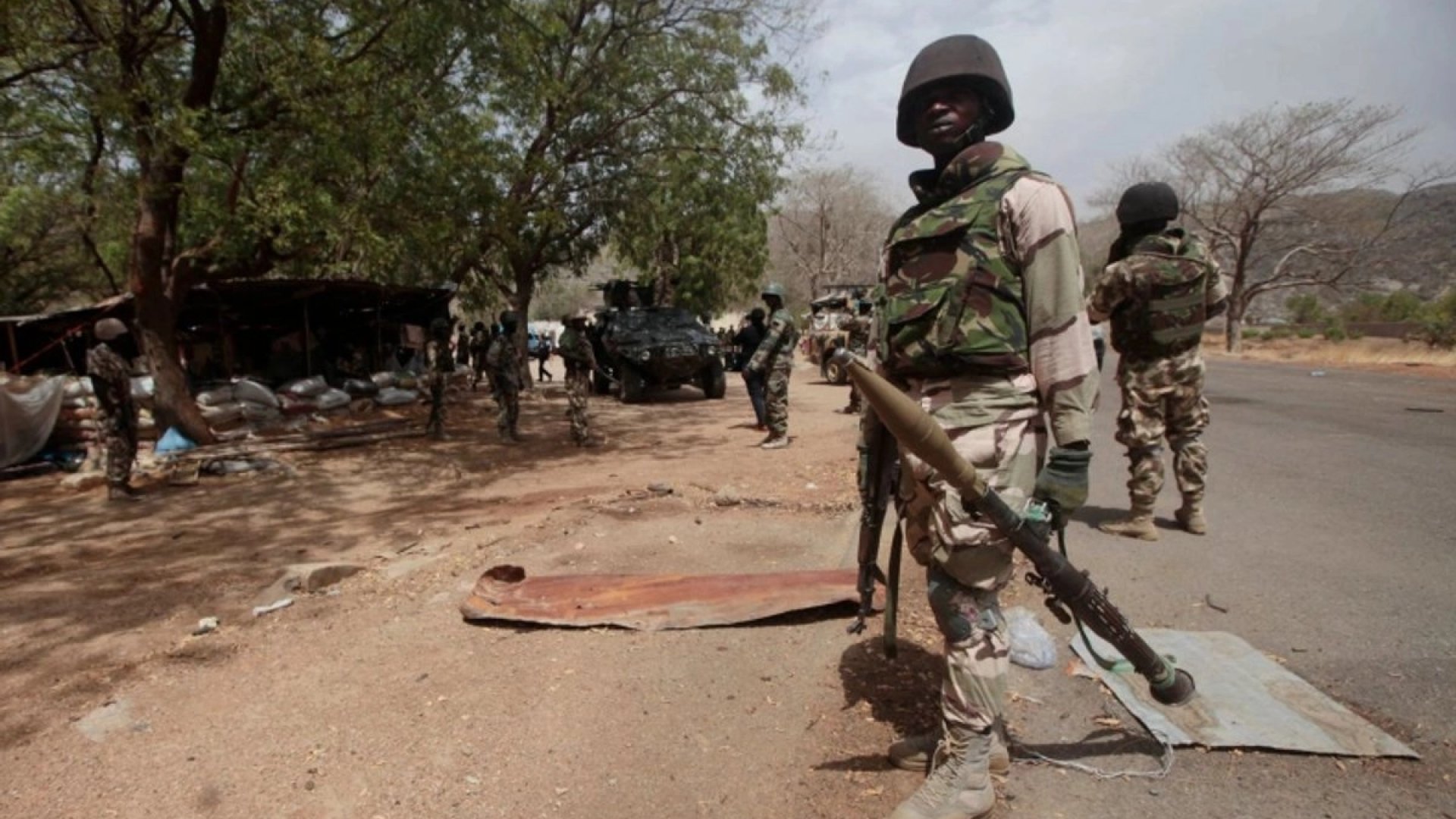 Escapan 50 alumnos secuestrados en Nigeria; 253 estudiantes y 12 maestros permanecen retenidos