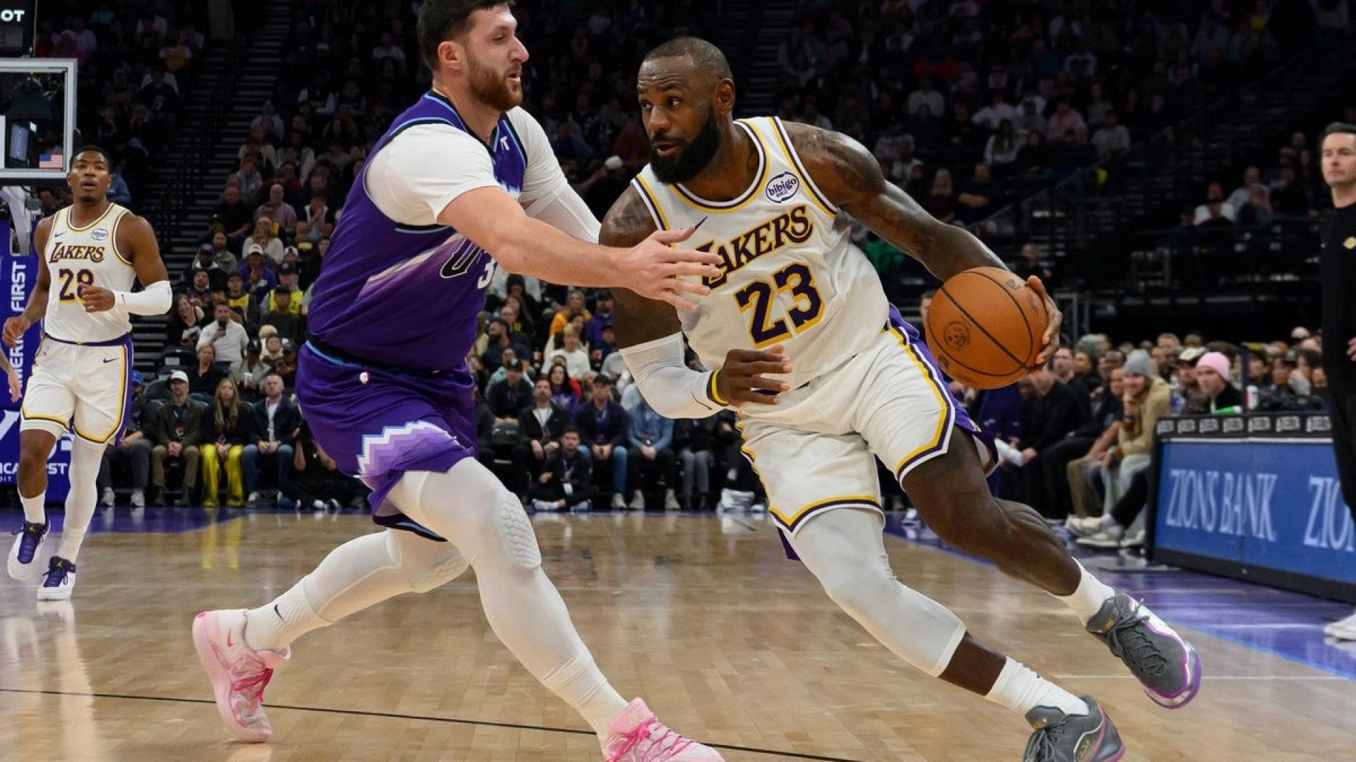 Los Lakers repiten triunfo agónico ante los Jazz de Utah