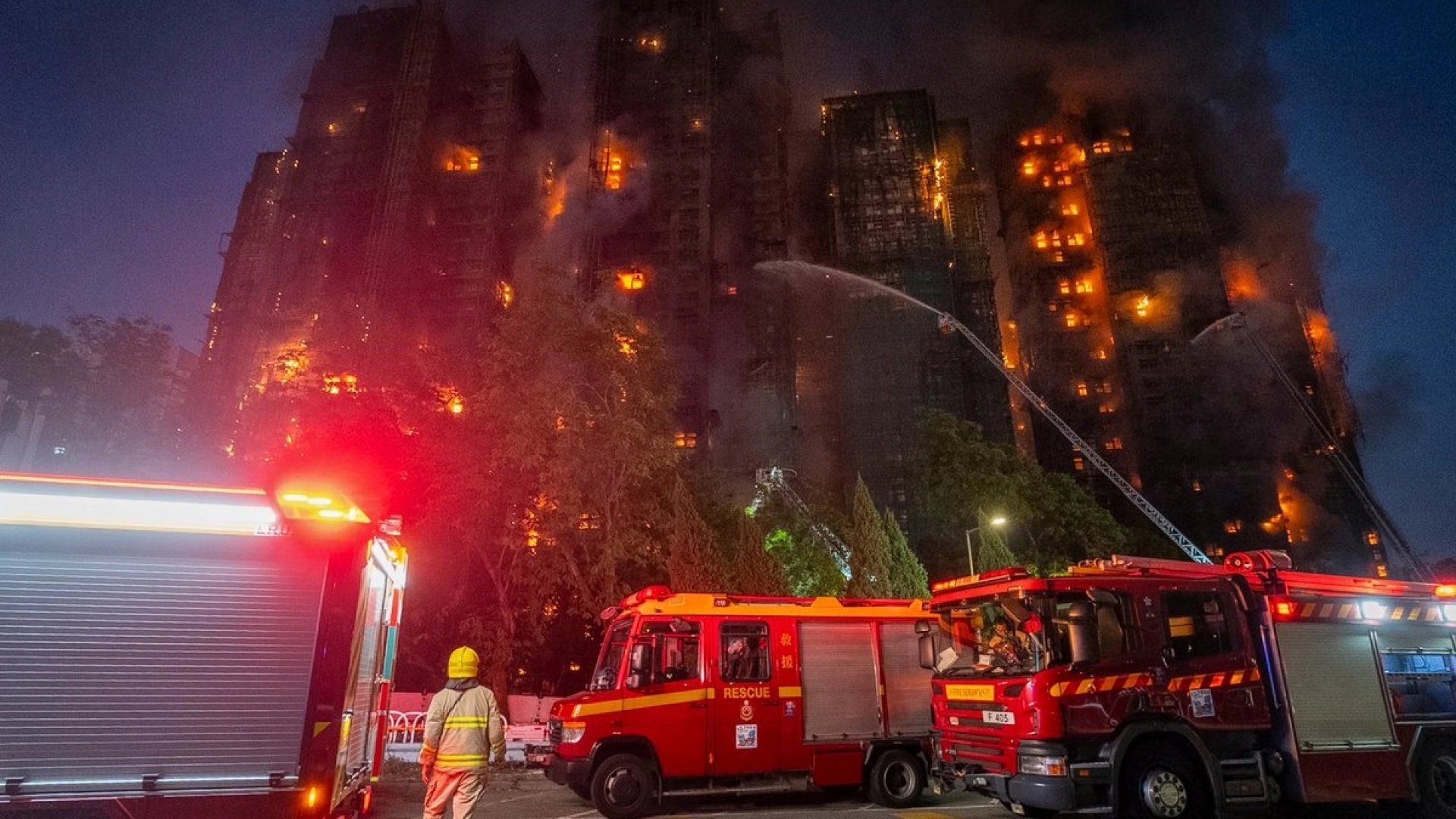 Al menos 13 muertos en incendio que consume edificios residenciales en Hong Kong