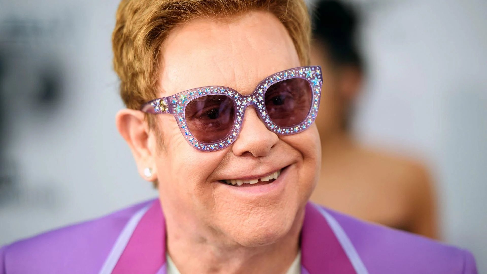 Elton John mantiene la esperanza tras perder la visión de un ojo
