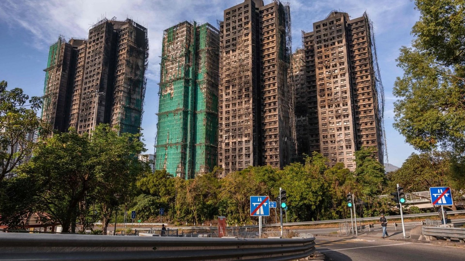 Aumenta a 128 los muertos en Hong Kong por incendio en complejo de edificios