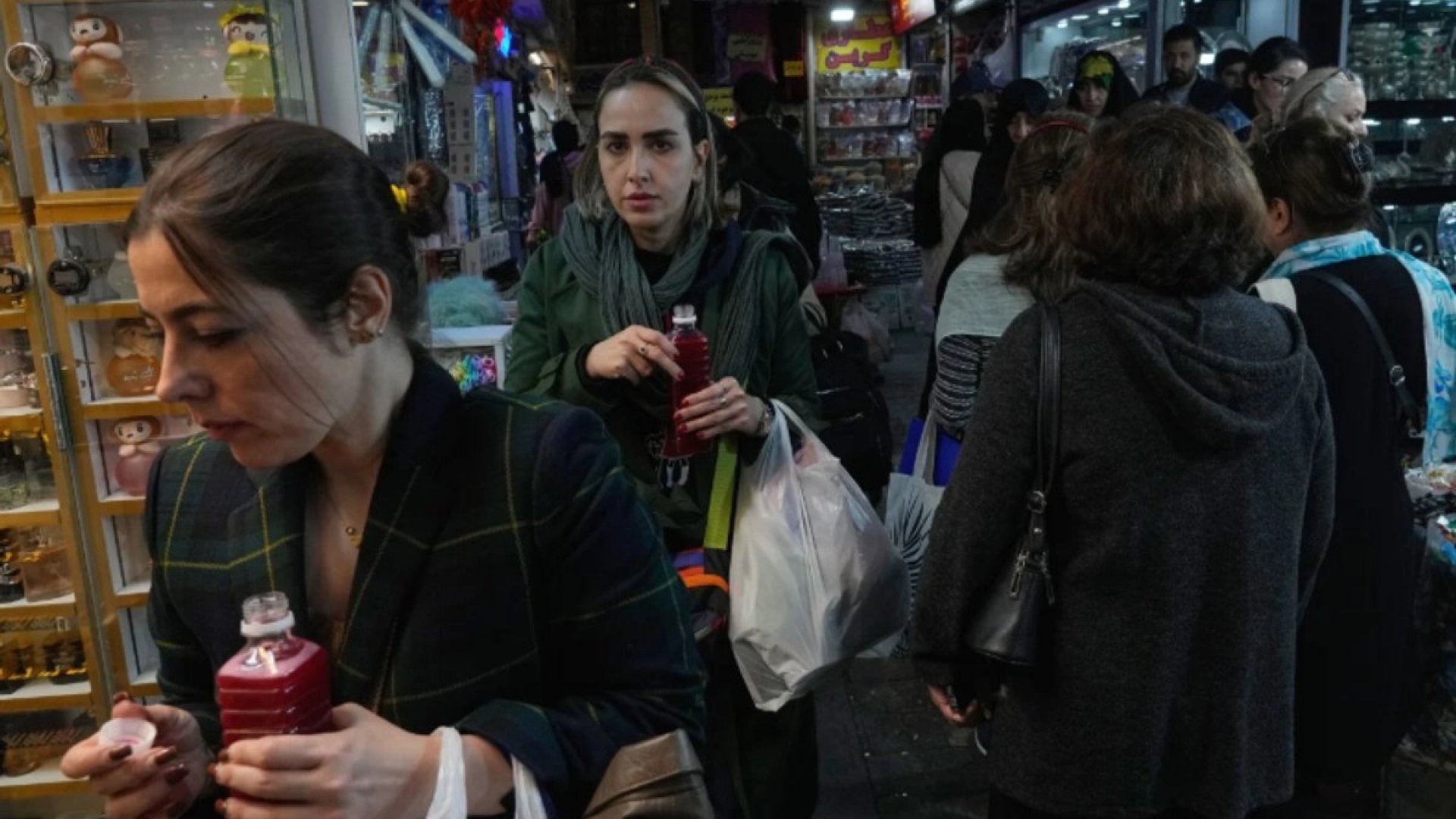 Mujeres y niñas en Irán abandonan el velo obligatorio tras la muerte de Mahsa Amini