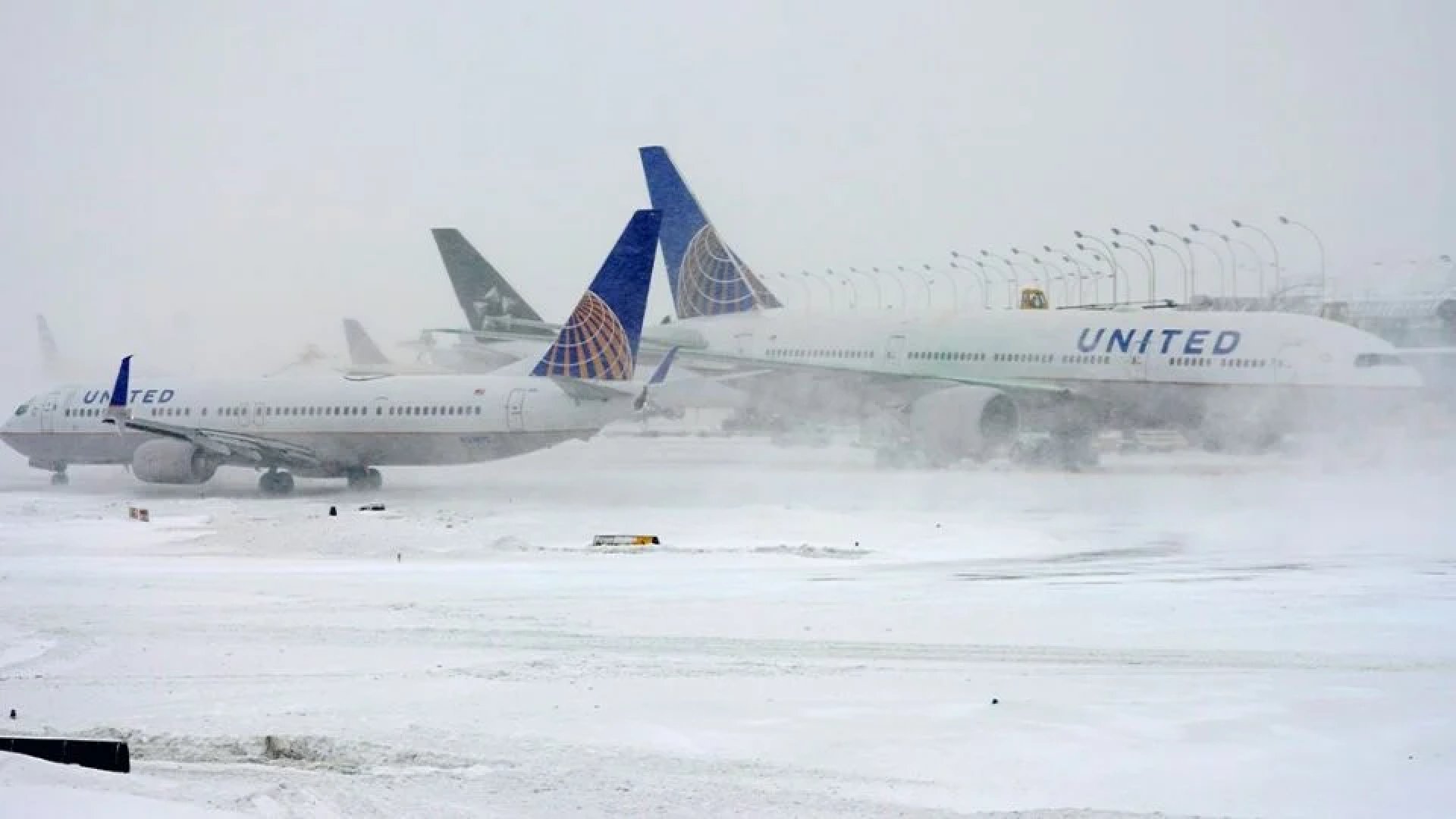 Tormenta invernal en Chicago desata cancelaciones y retrasos masivos de vuelos