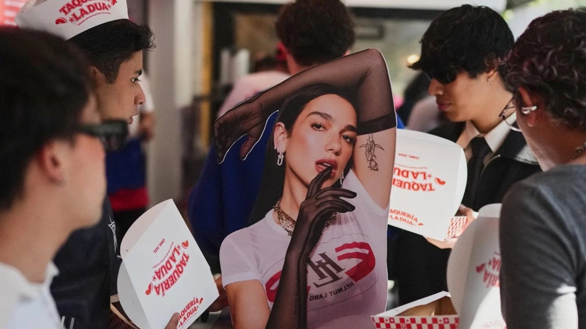 Dua Lipa desata euforia en CDMX con concierto lleno