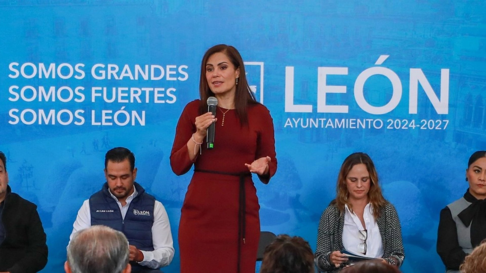 Alcaldesa de León denuncia ataques del PAN y niega rumores de renuncia