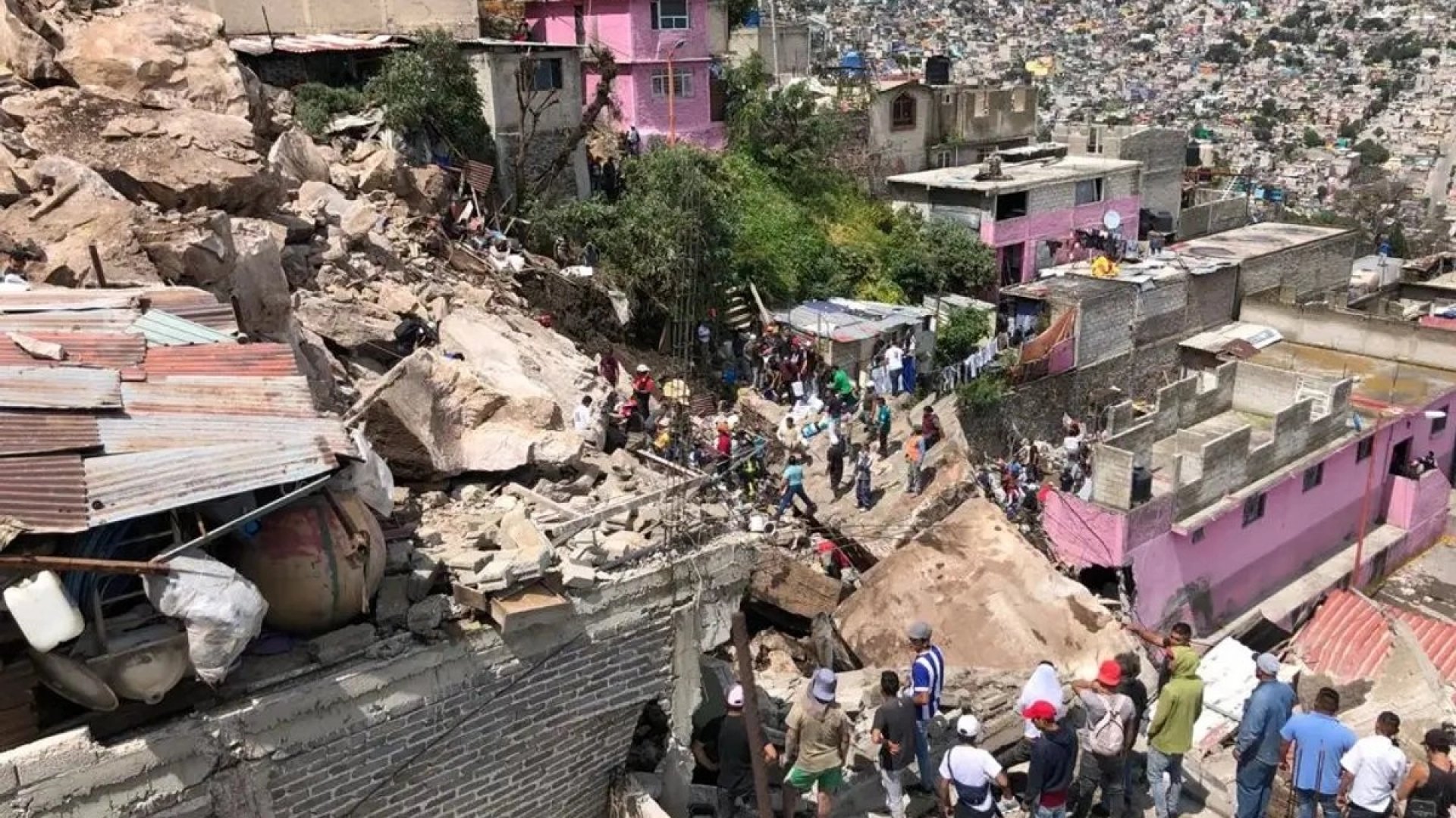 Entregan 350 viviendas a familias damnificadas por el deslave en Cerro del Chiquihuite