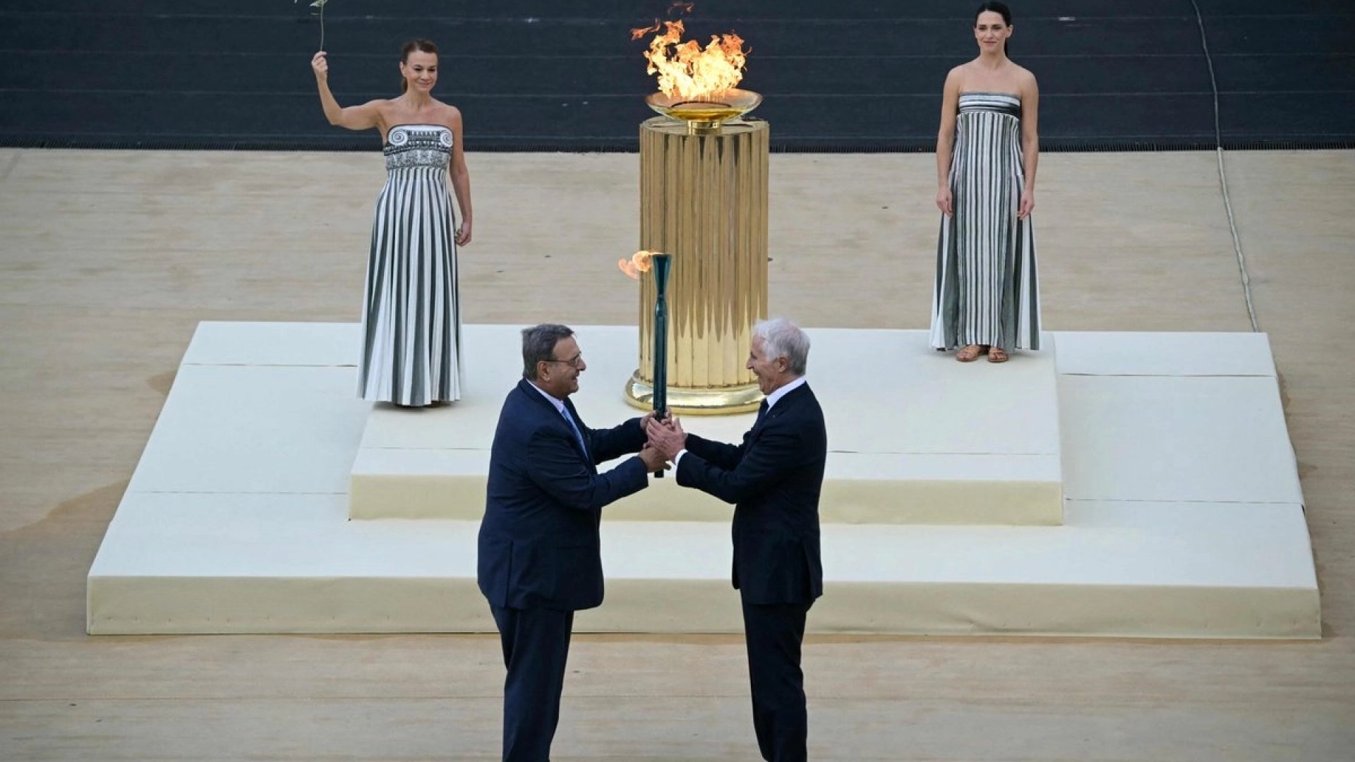 Italia recibe la llama olímpica para los Juegos de Invierno Milán-Cortina 2026